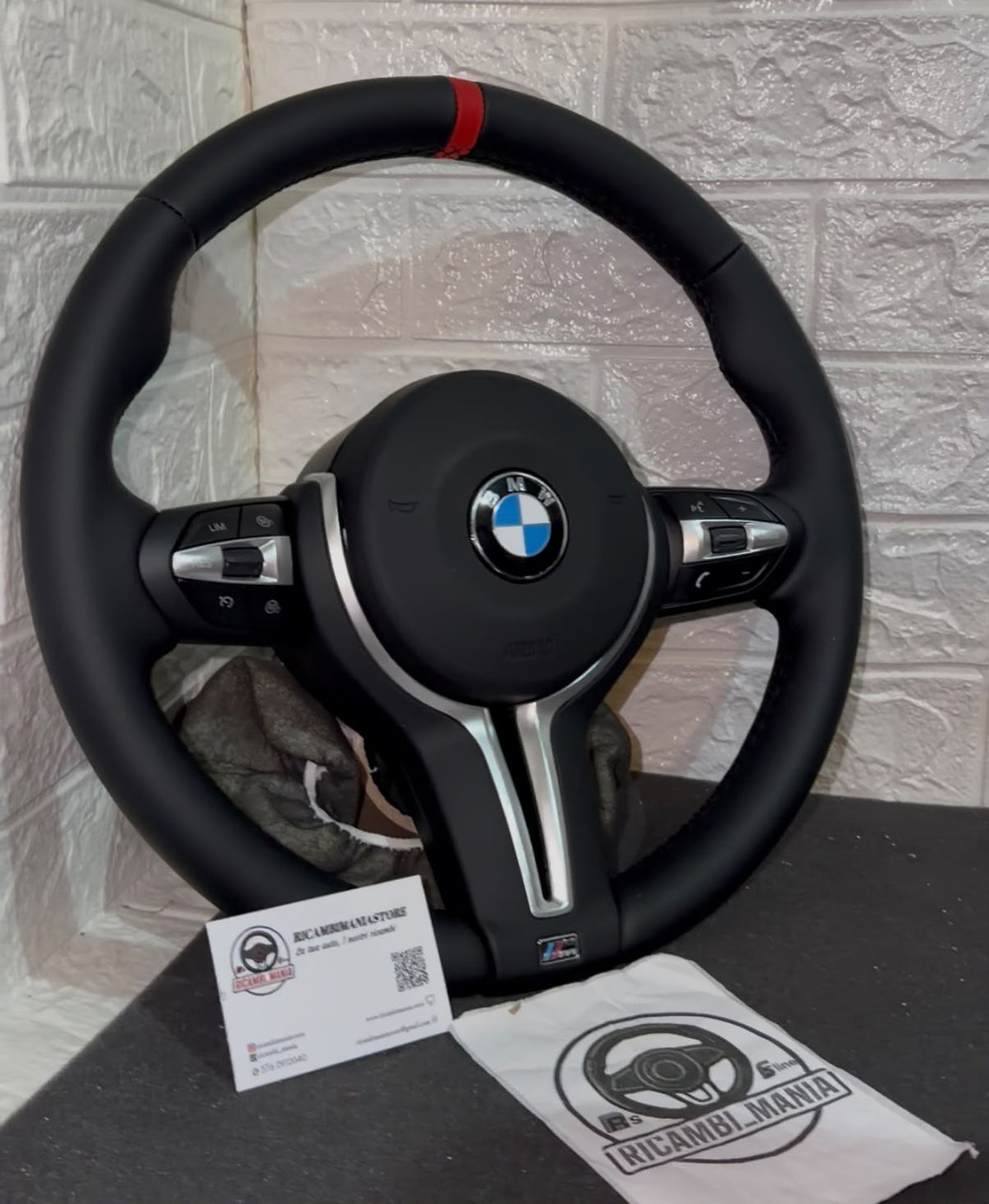 Volante Per Bmw In Pelle Liscia Con Mirino Rosso Racing, Finiture Chiare & Tasti Multifunzione
