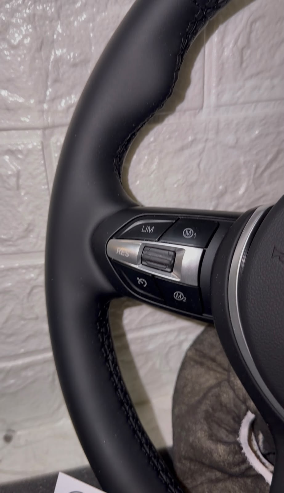 Volante Per Bmw In Pelle Liscia Con Mirino Rosso Racing, Finiture Chiare & Tasti Multifunzione