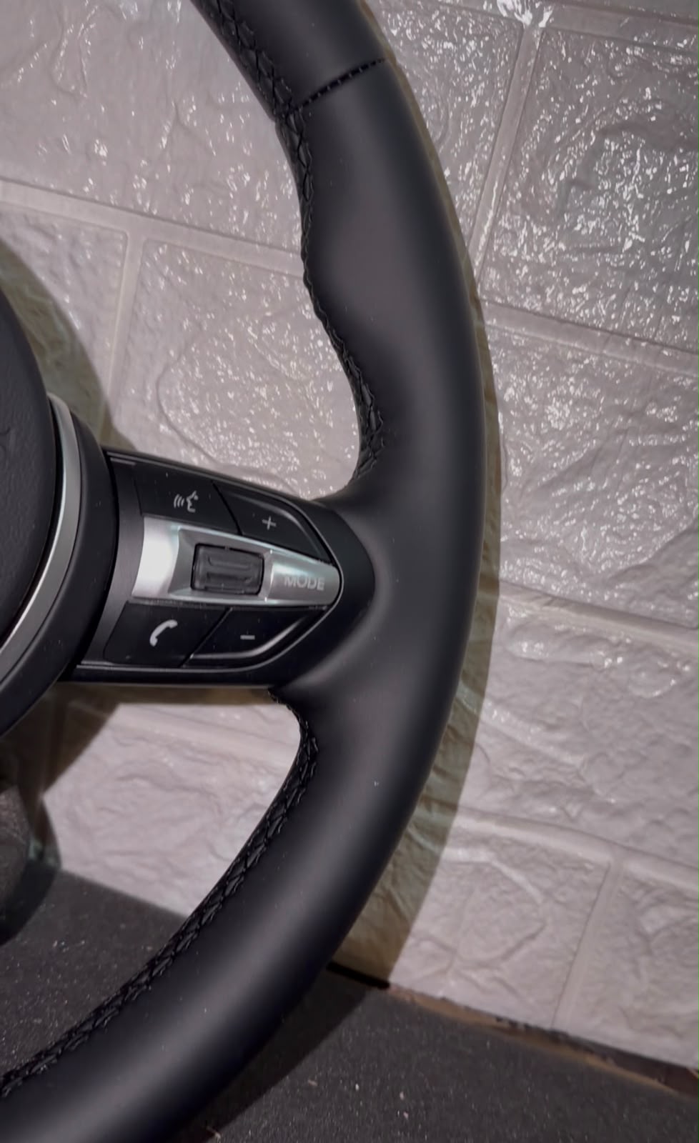 Volante Per Bmw In Pelle Liscia Con Mirino Rosso Racing, Finiture Chiare & Tasti Multifunzione