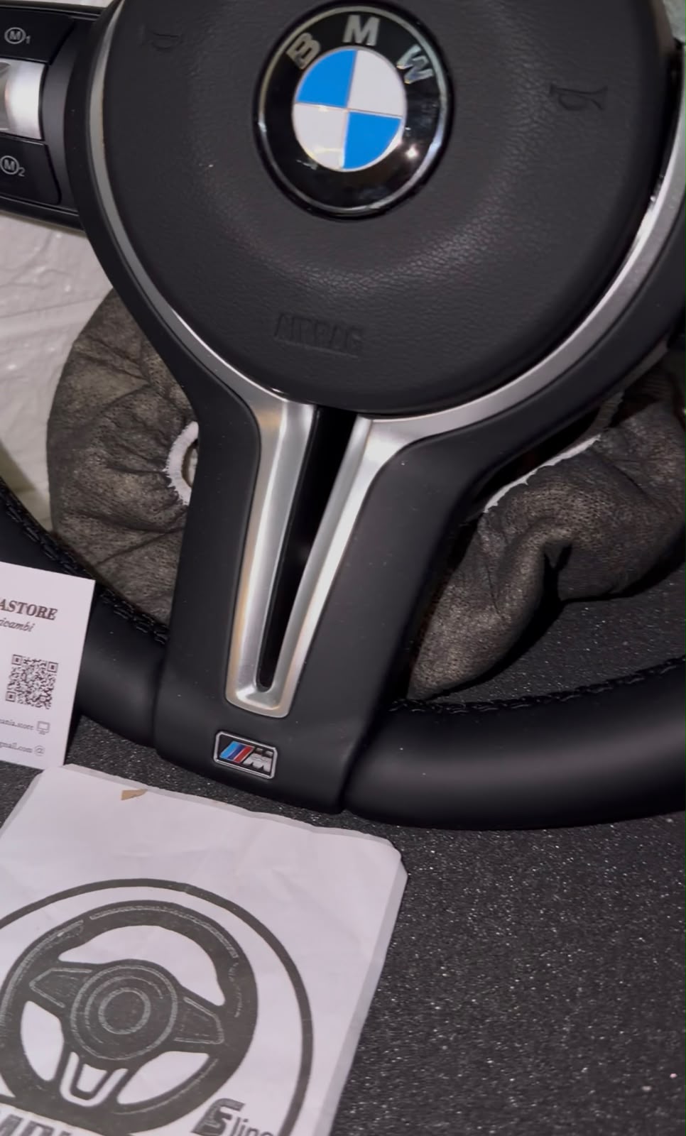 Volante Per Bmw In Pelle Liscia Con Mirino Rosso Racing, Finiture Chiare & Tasti Multifunzione