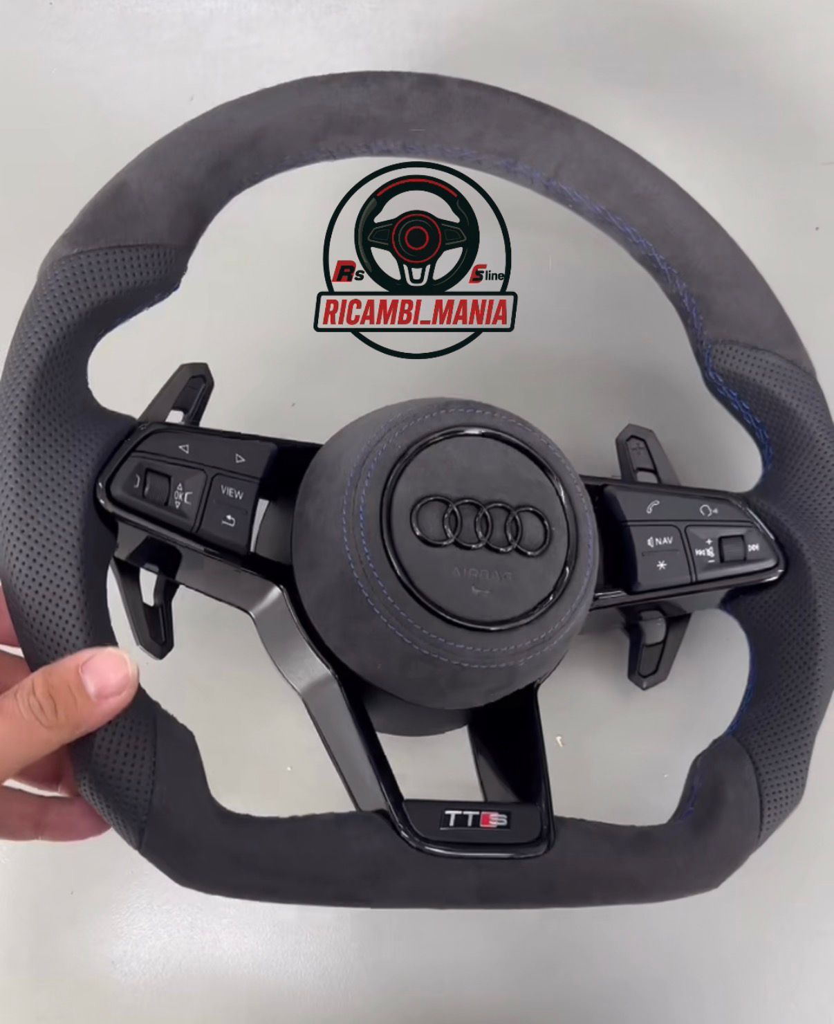 VOLANTE IN ALCANTARA E PELLE TRAFORATA , CON PADDLE URUS - DESIGN SPORTIVO