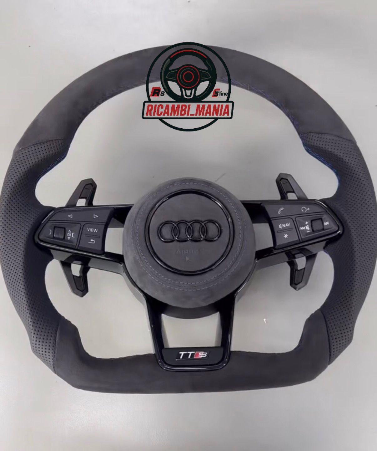 VOLANTE IN ALCANTARA E PELLE TRAFORATA , CON PADDLE URUS - DESIGN SPORTIVO