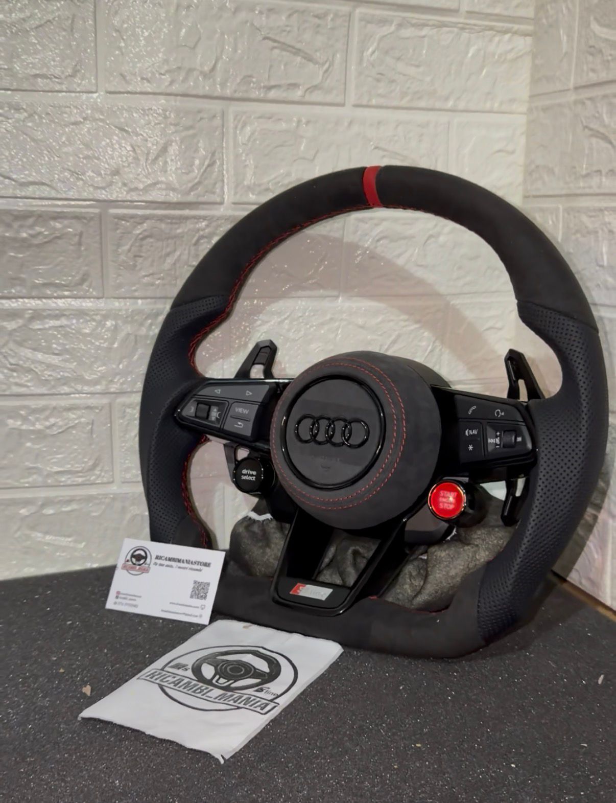 Volante Sline Con Cuciture Rosse & Mirino Rosso Racing, Alcantara e Pelle Traforata con Tasti R8 & Paddle Urus