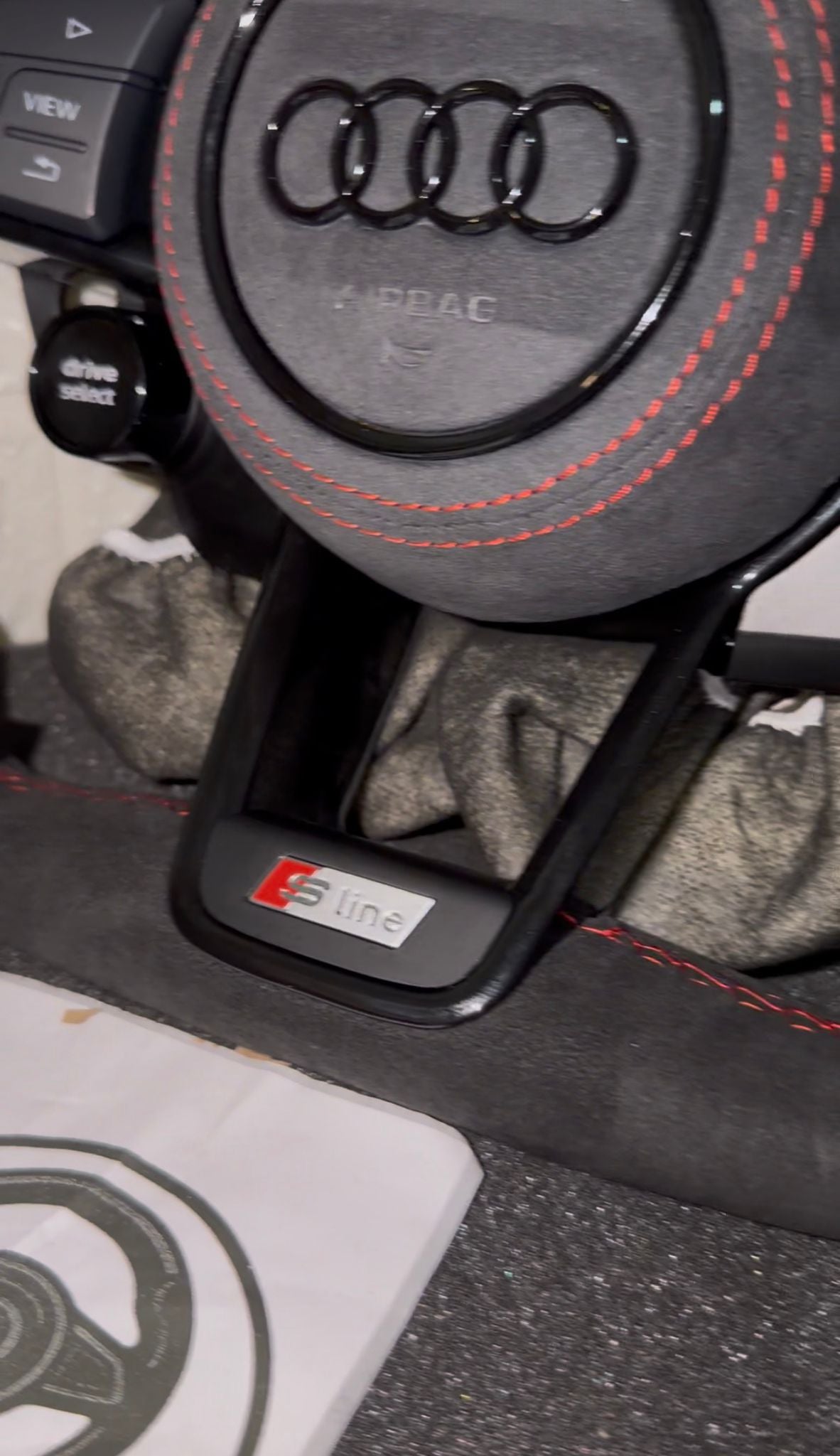 Volante Sline Con Cuciture Rosse & Mirino Rosso Racing, Alcantara e Pelle Traforata con Tasti R8 & Paddle Urus