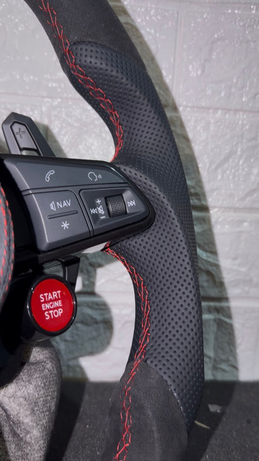 Volante Sline Con Cuciture Rosse & Mirino Rosso Racing, Alcantara e Pelle Traforata con Tasti R8 & Paddle Urus