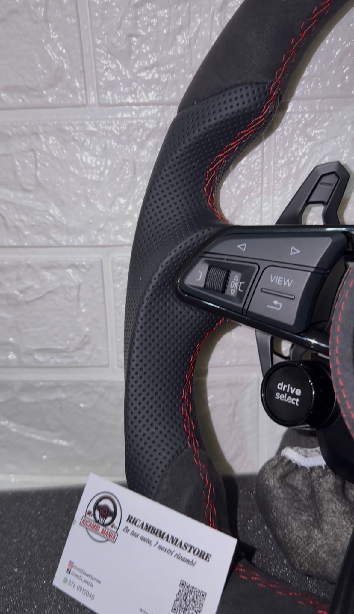 Volante Sline Con Cuciture Rosse & Mirino Rosso Racing, Alcantara e Pelle Traforata con Tasti R8 & Paddle Urus