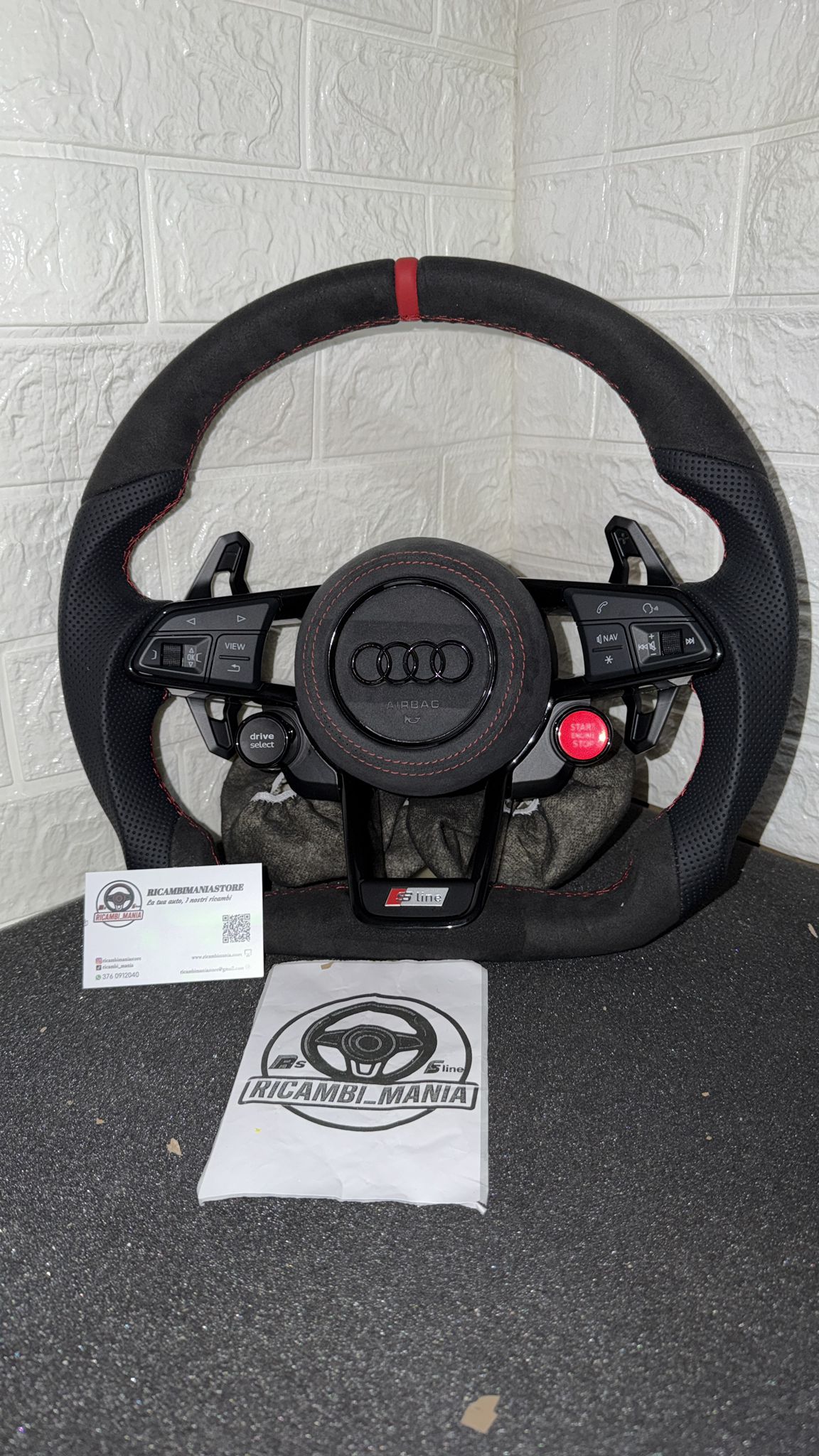Volante Sline Con Cuciture Rosse & Mirino Rosso Racing, Alcantara e Pelle Traforata con Tasti R8 & Paddle Urus