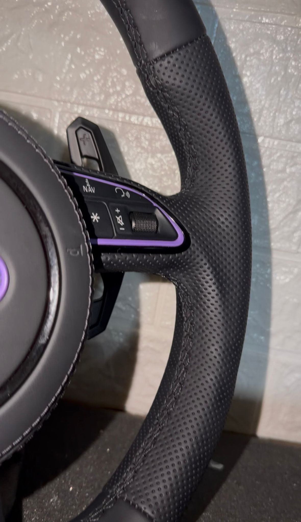 Volante Custom Con Dettagli Viola Opaco & Cuciture Nere, Con Paddle urus