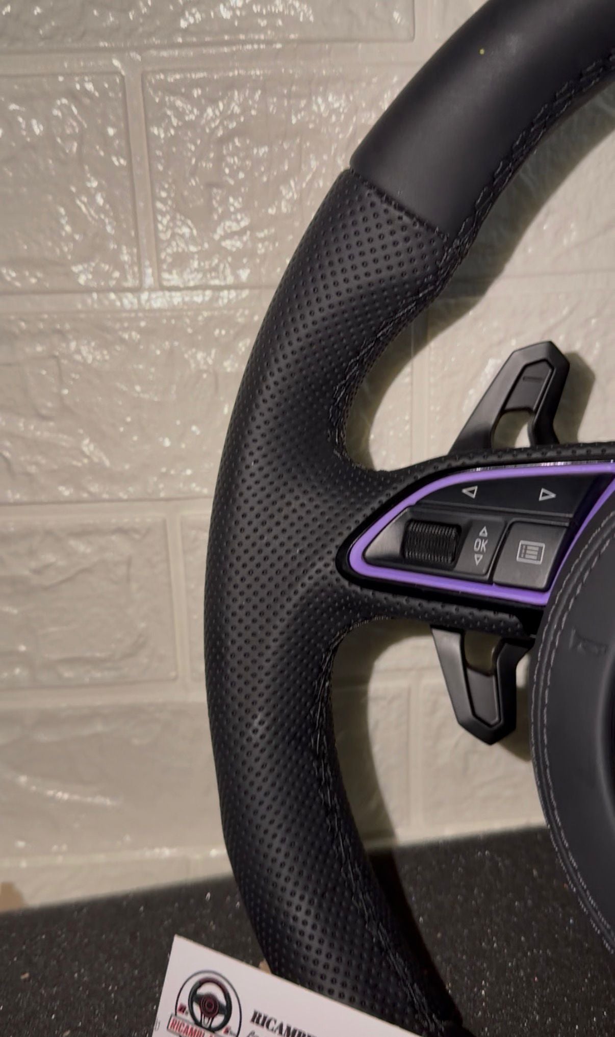 Volante Custom Con Dettagli Viola Opaco & Cuciture Nere, Con Paddle urus