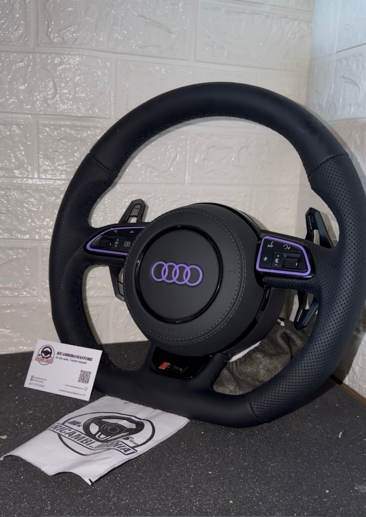 Volante Custom Con Dettagli Viola Opaco & Cuciture Nere, Con Paddle urus
