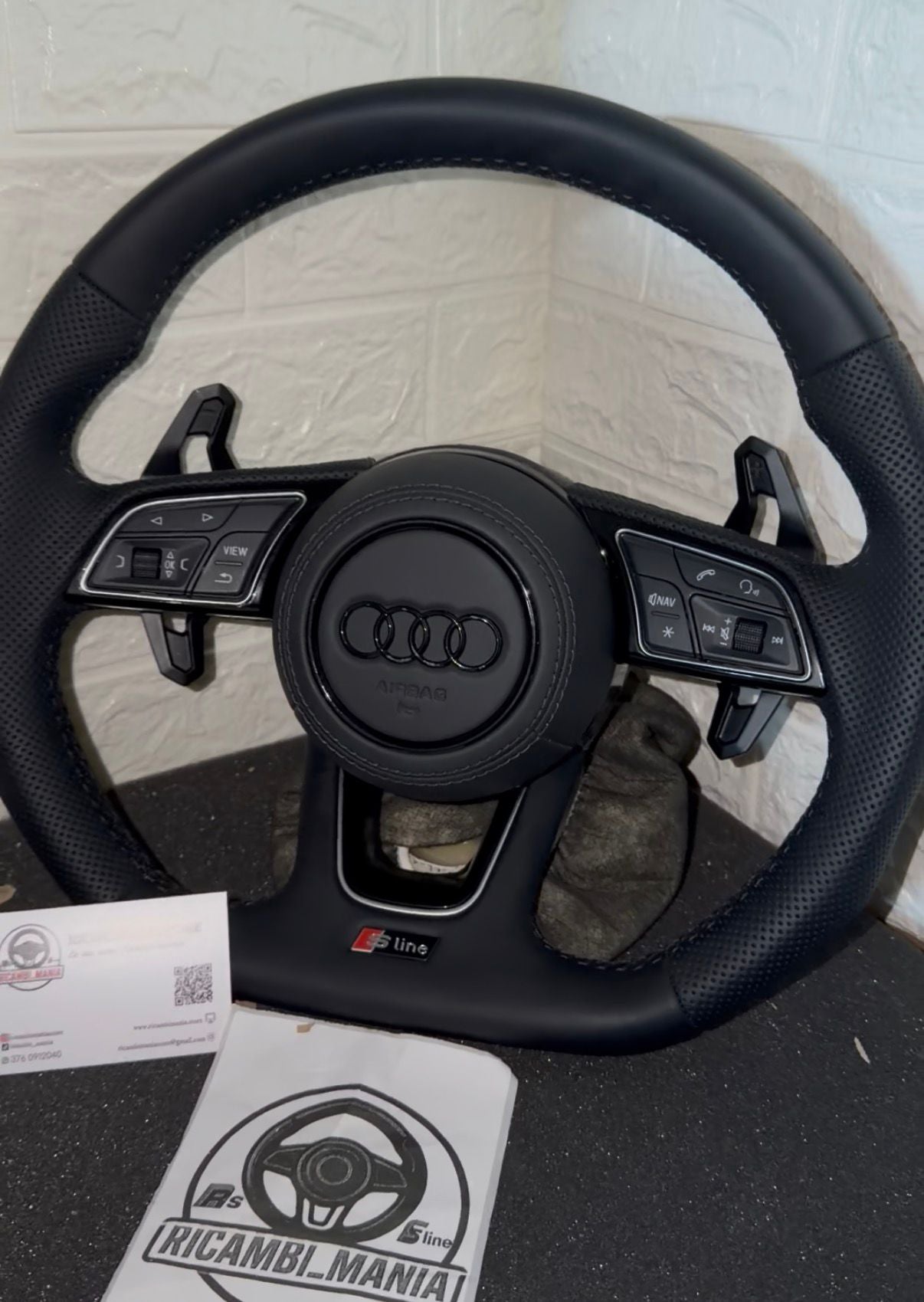 VOLANTE SLINE CON PADDLE STILE URUS, CON CUCITURE NERE