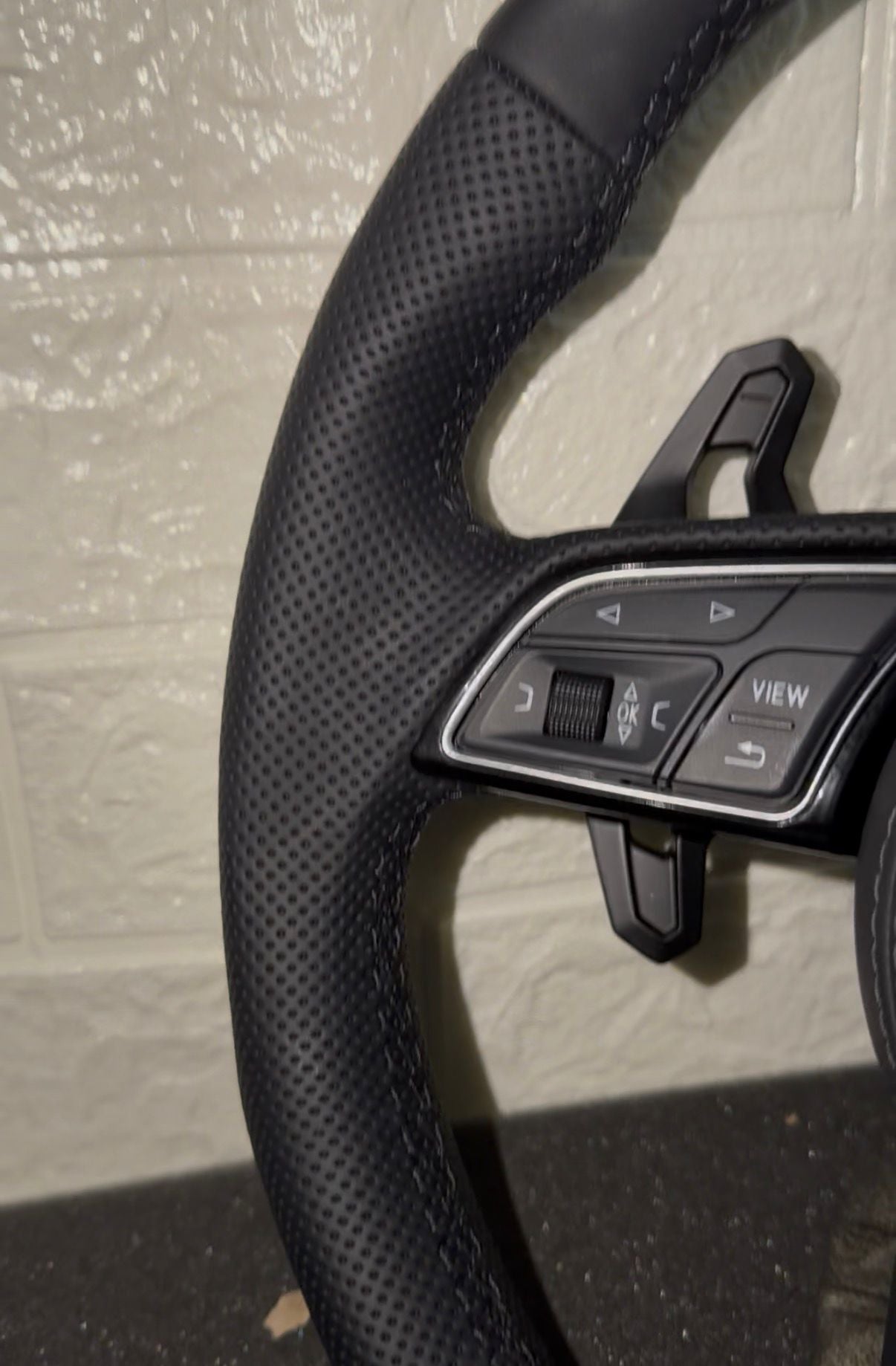 VOLANTE SLINE CON PADDLE STILE URUS, CON CUCITURE NERE