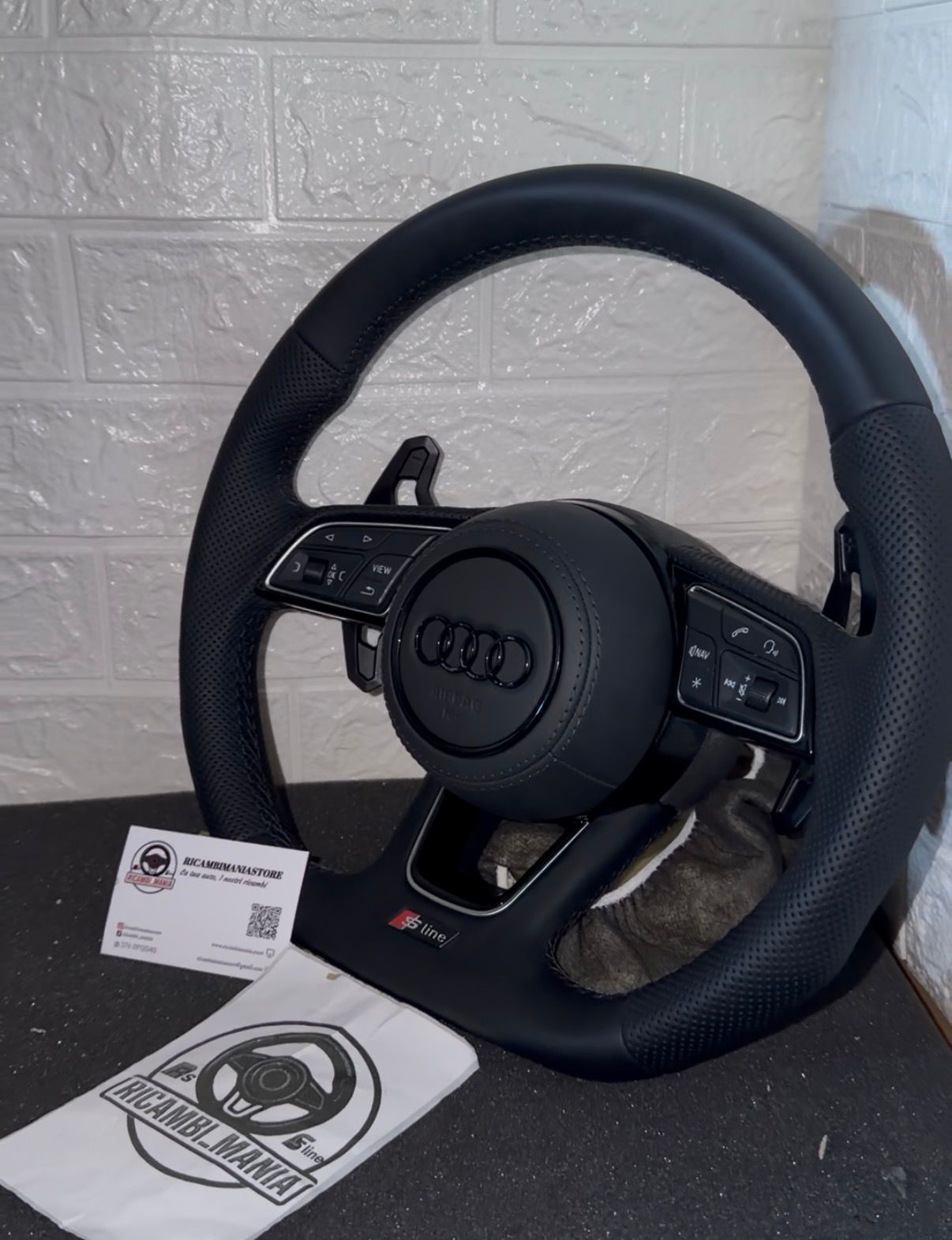 VOLANTE SLINE CON PADDLE STILE URUS, CON CUCITURE NERE