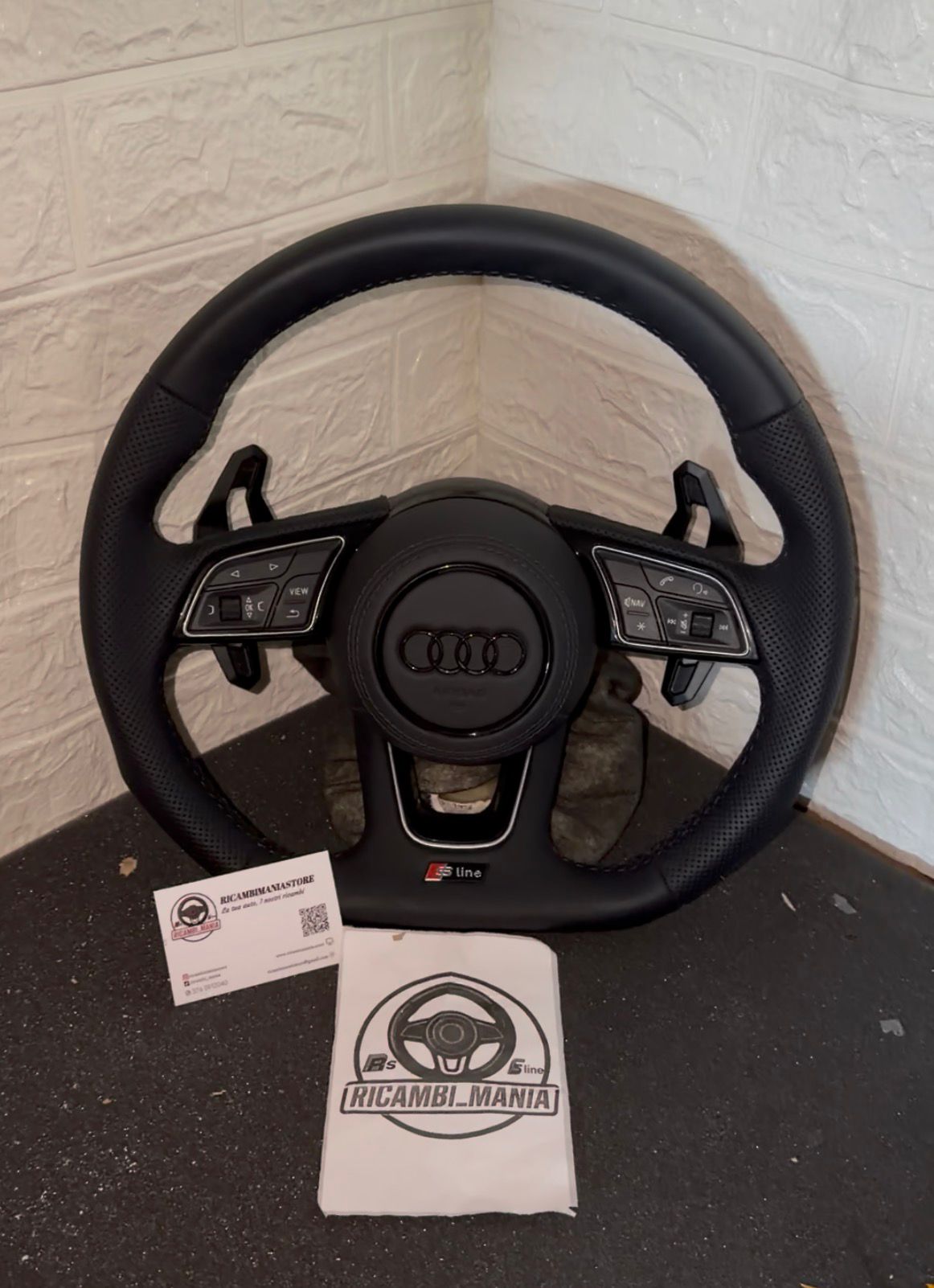 VOLANTE SLINE CON PADDLE STILE URUS, CON CUCITURE NERE