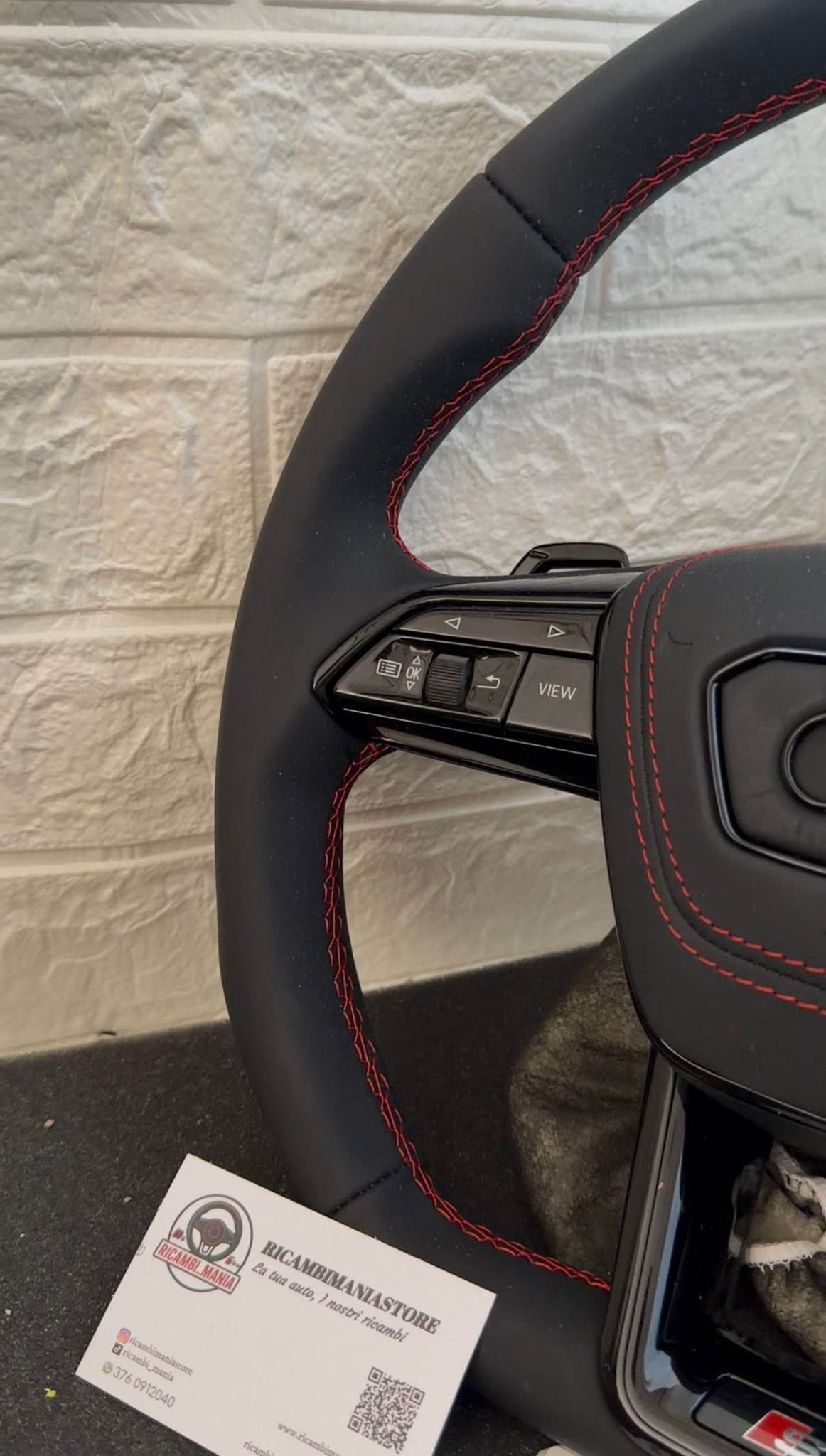 Volante Con Cuciture Rosse, paddle & tasti multifunzione