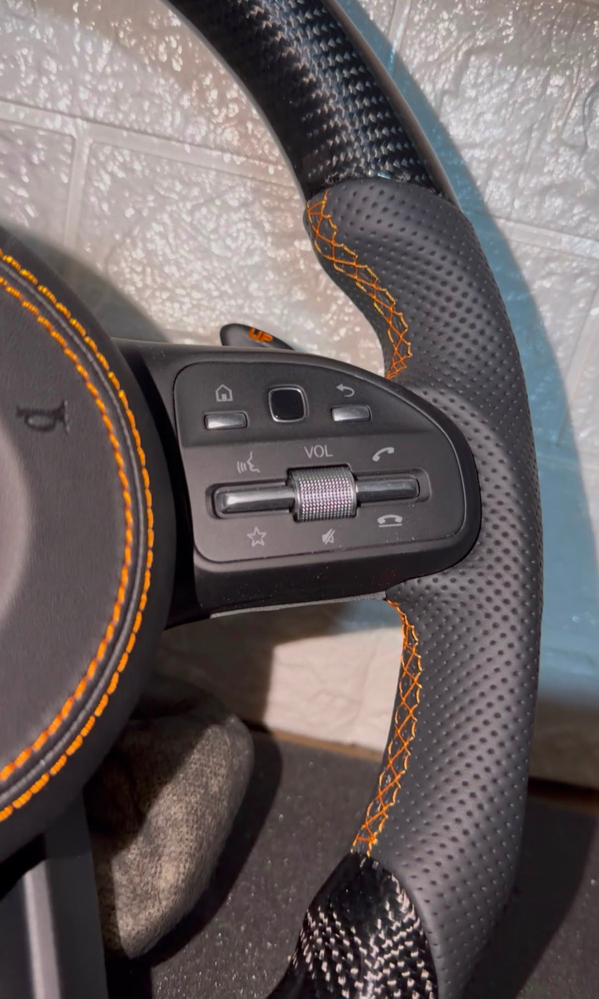 Volante mercedes con dettagli arancioni, cuciture arancioni, mirino arancione racing, con paddle e comandi multifunzione