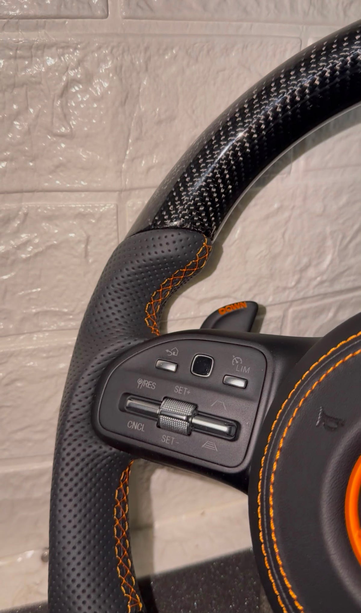 Volante mercedes con dettagli arancioni, cuciture arancioni, mirino arancione racing, con paddle e comandi multifunzione