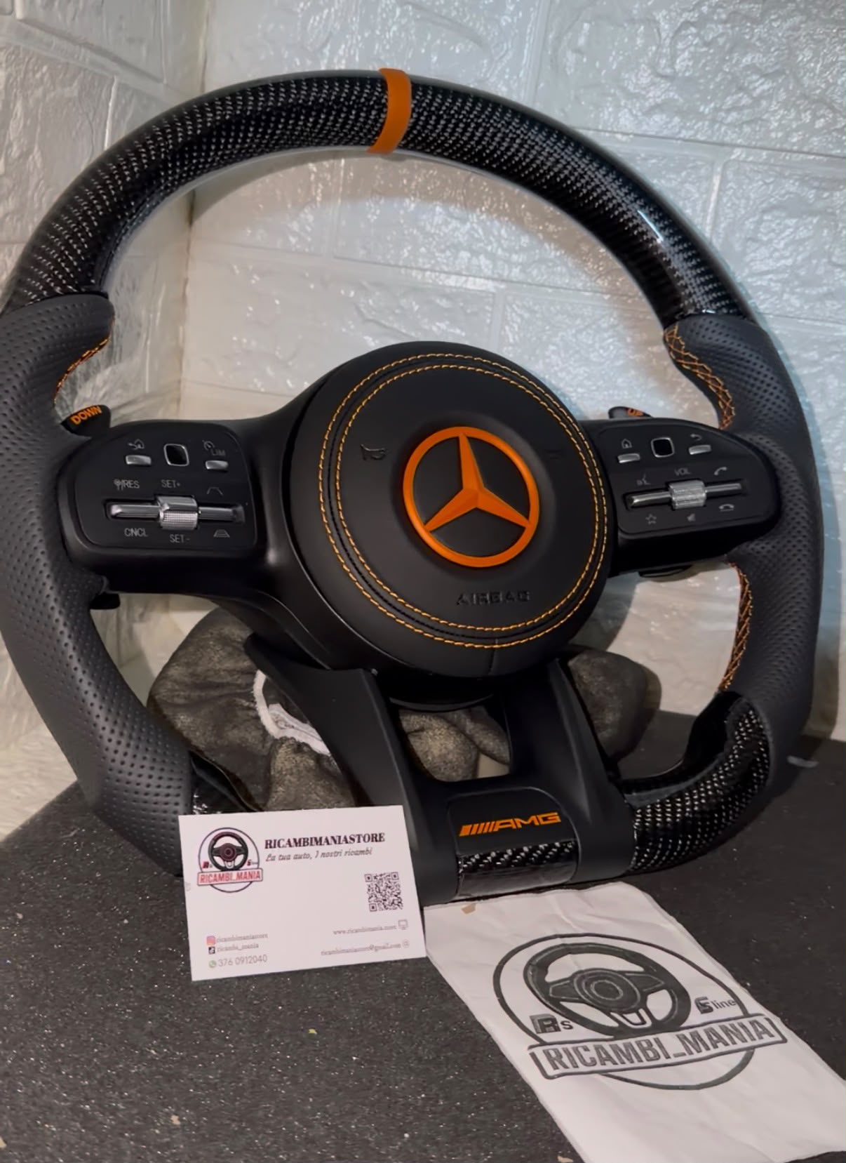 Volante mercedes con dettagli arancioni, cuciture arancioni, mirino arancione racing, con paddle e comandi multifunzione
