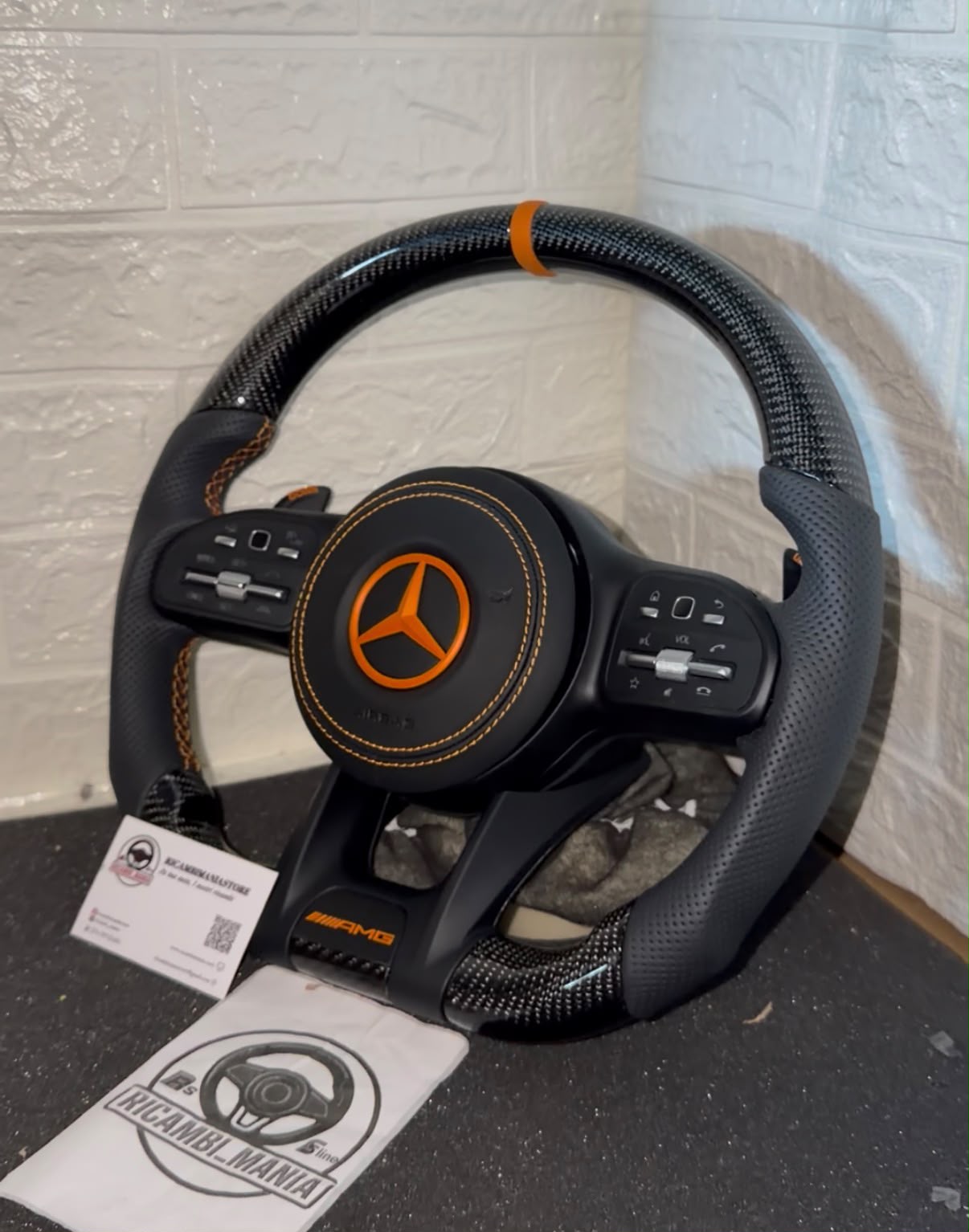 Volante mercedes con dettagli arancioni, cuciture arancioni, mirino arancione racing, con paddle e comandi multifunzione