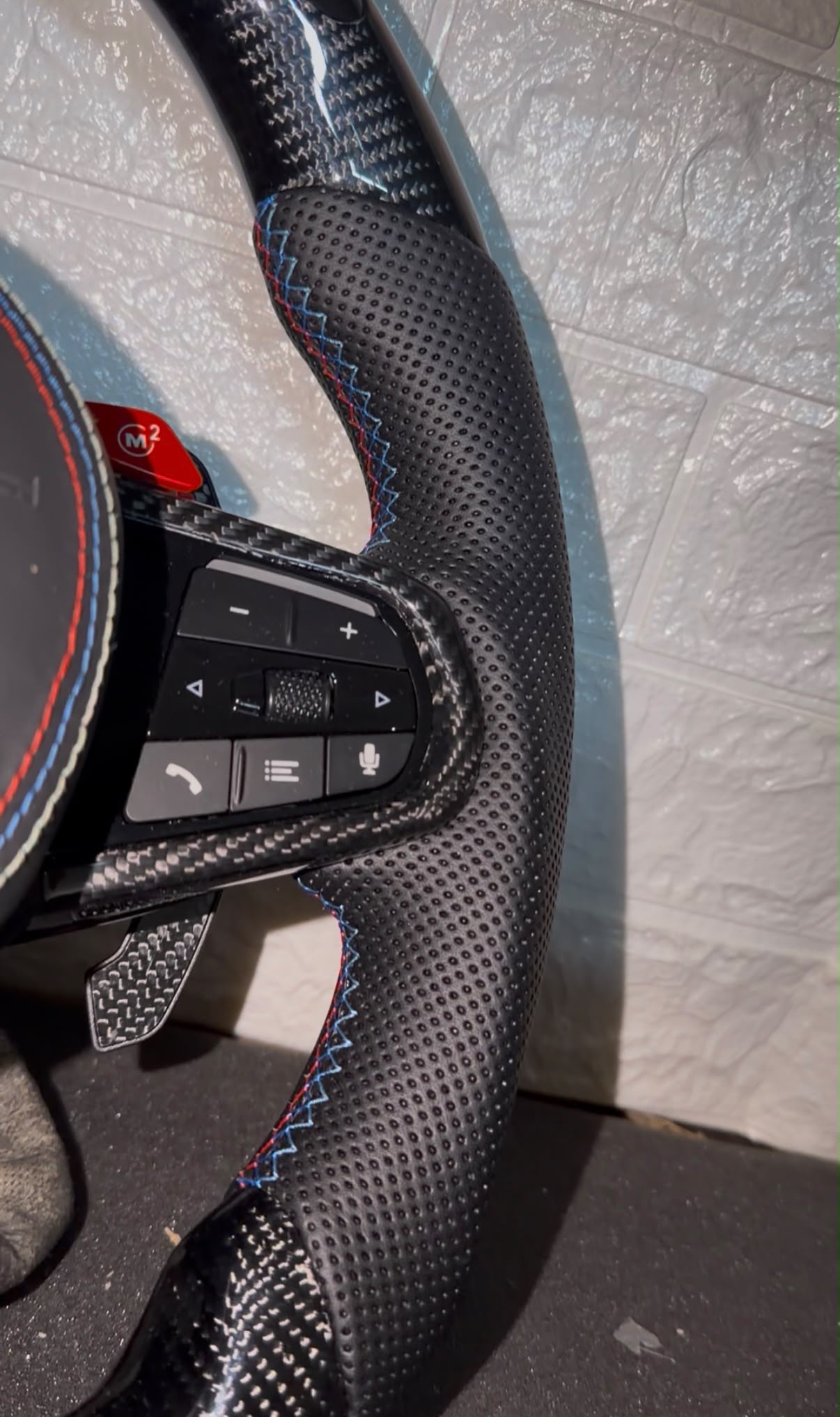 Volante bmw con comandi M1&M2, Carbonio con Pelle trafortata, Con Led Contagiri e paddle in carbonio