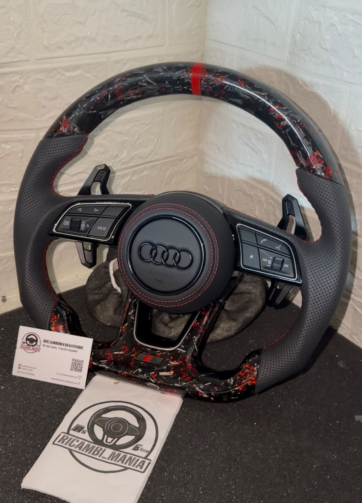 Volante in carbonio forgiato con cuciture rosse, mirino rosso sportivo, paddle stile urus