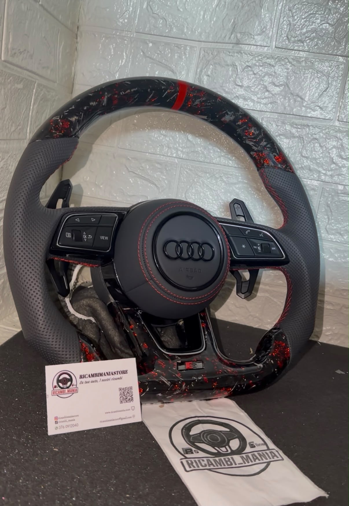 Volante in carbonio forgiato con cuciture rosse, mirino rosso sportivo, paddle stile urus