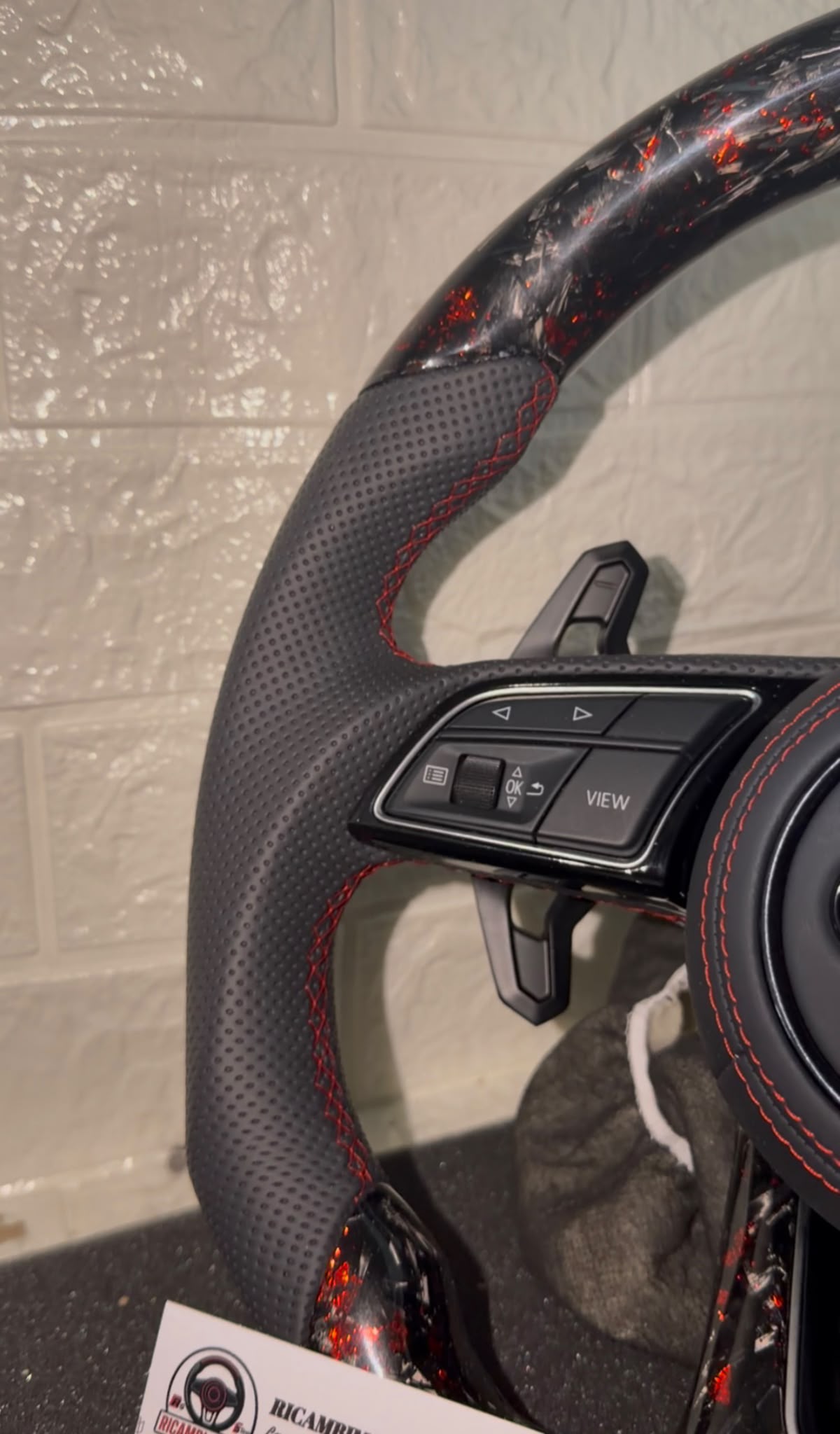 Volante in carbonio forgiato con cuciture rosse, mirino rosso sportivo, paddle stile urus