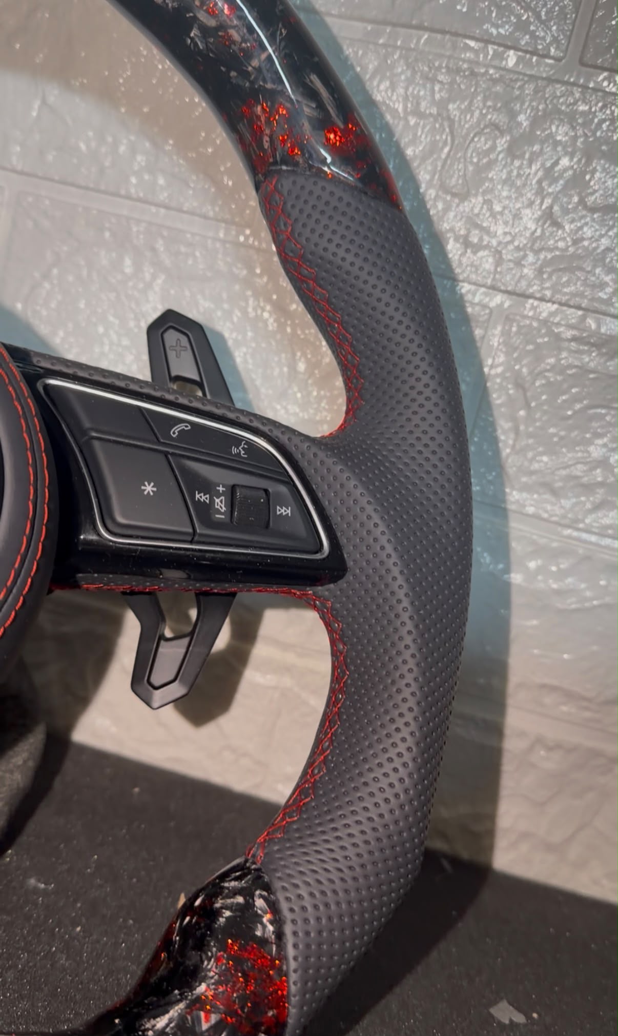 Volante in carbonio forgiato con cuciture rosse, mirino rosso sportivo, paddle stile urus
