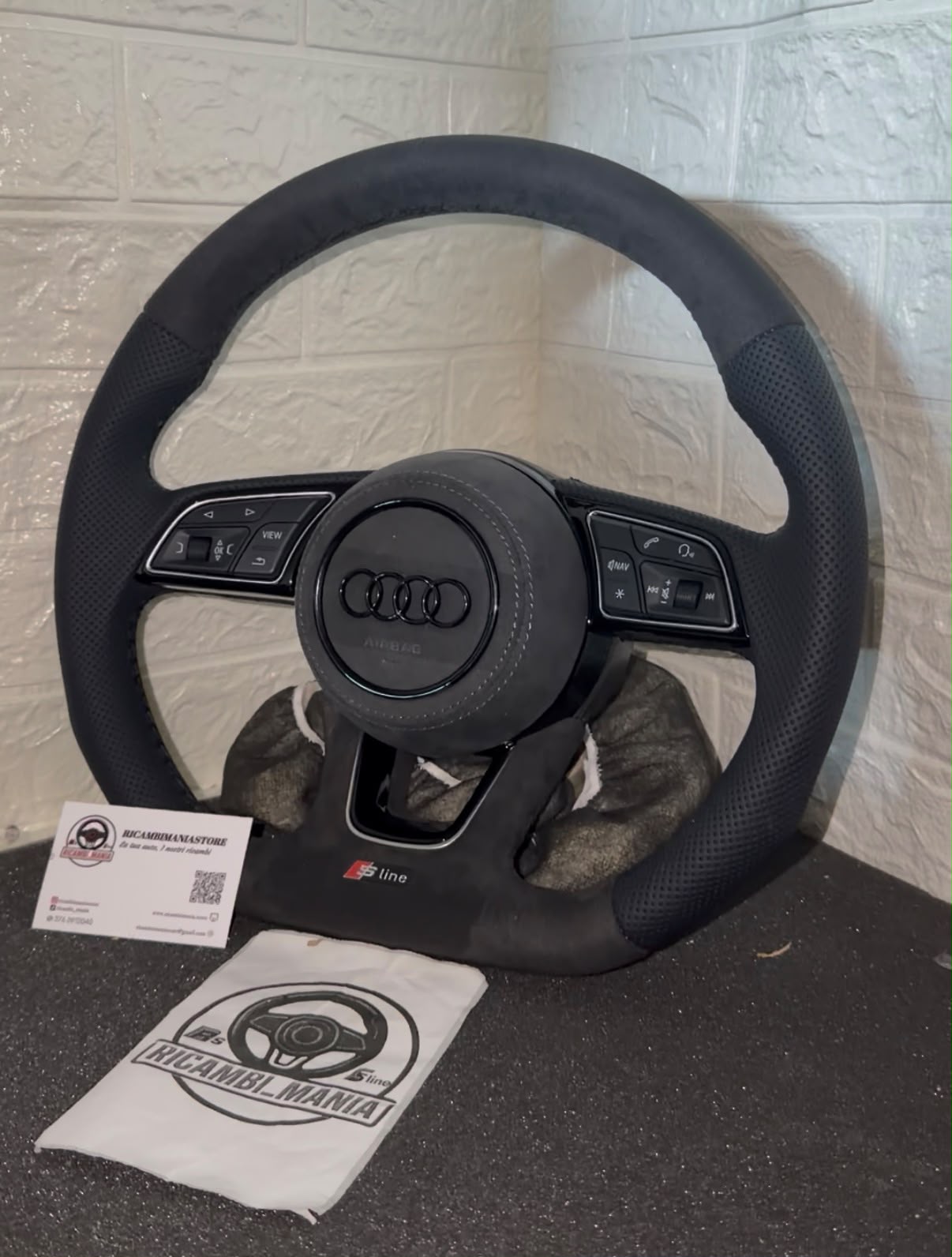 Volante con alcantara e pelle trafortata , con tasti multifunzione e cuciture nere
