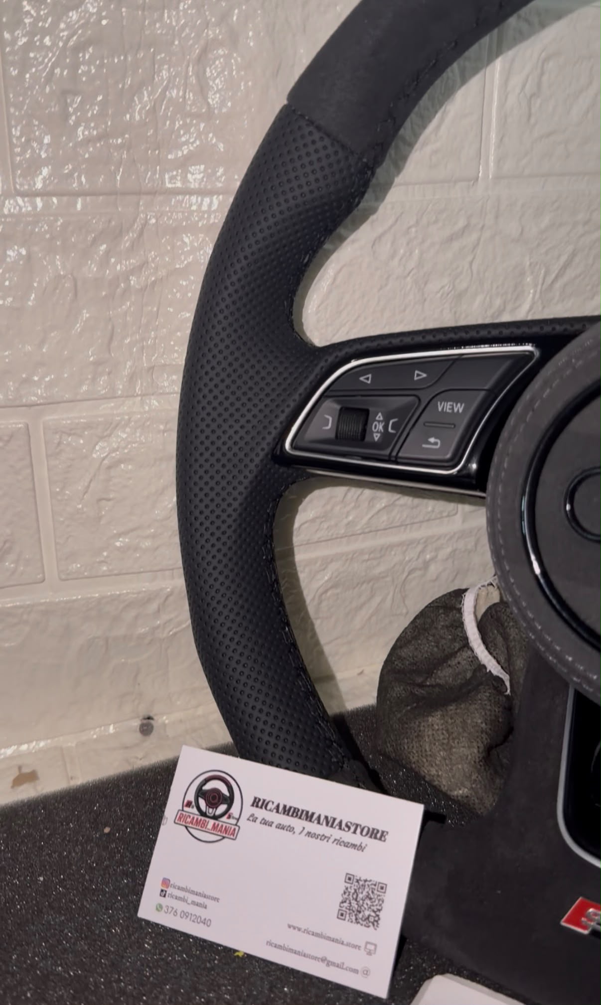 Volante con alcantara e pelle trafortata , con tasti multifunzione e cuciture nere