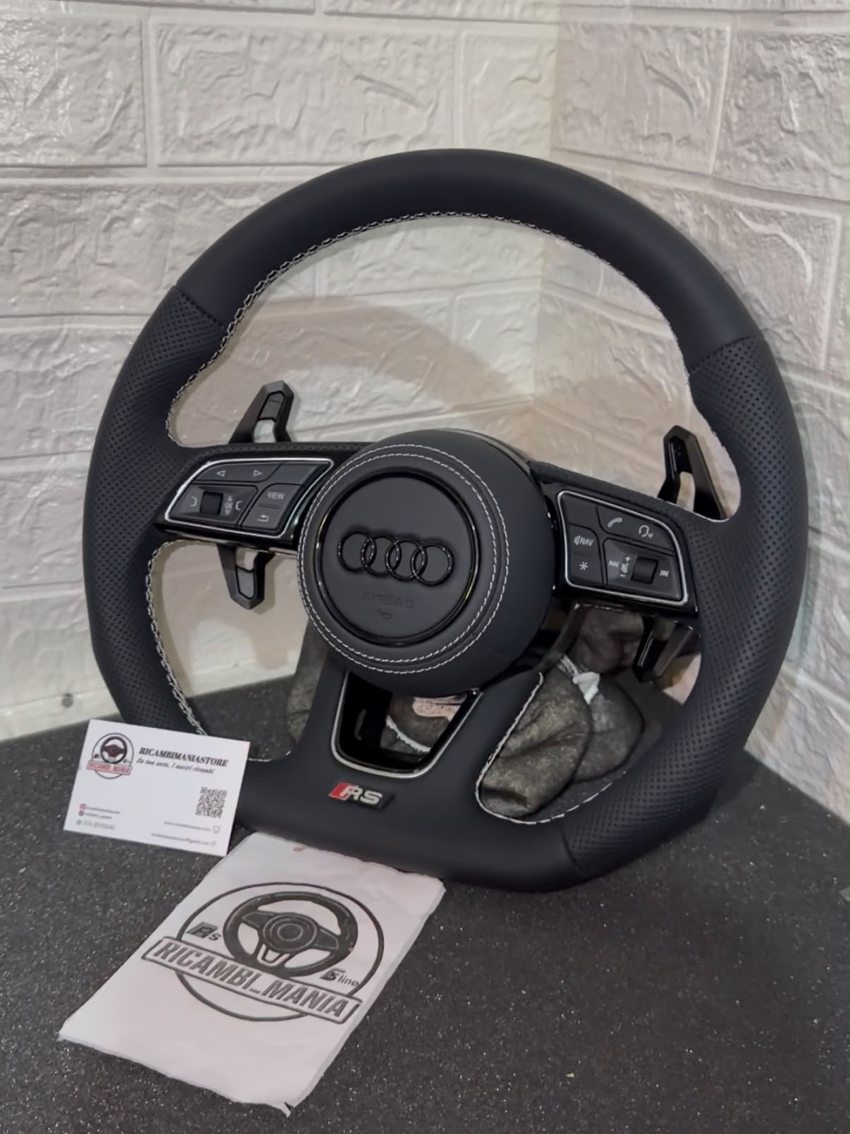 Volante in pelle con cuciture bianche, con tasti multifunzione e paddle urus