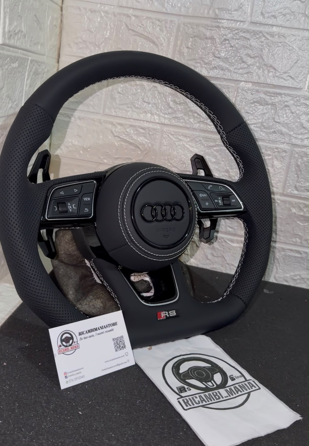 Volante in pelle con cuciture bianche, con tasti multifunzione e paddle urus