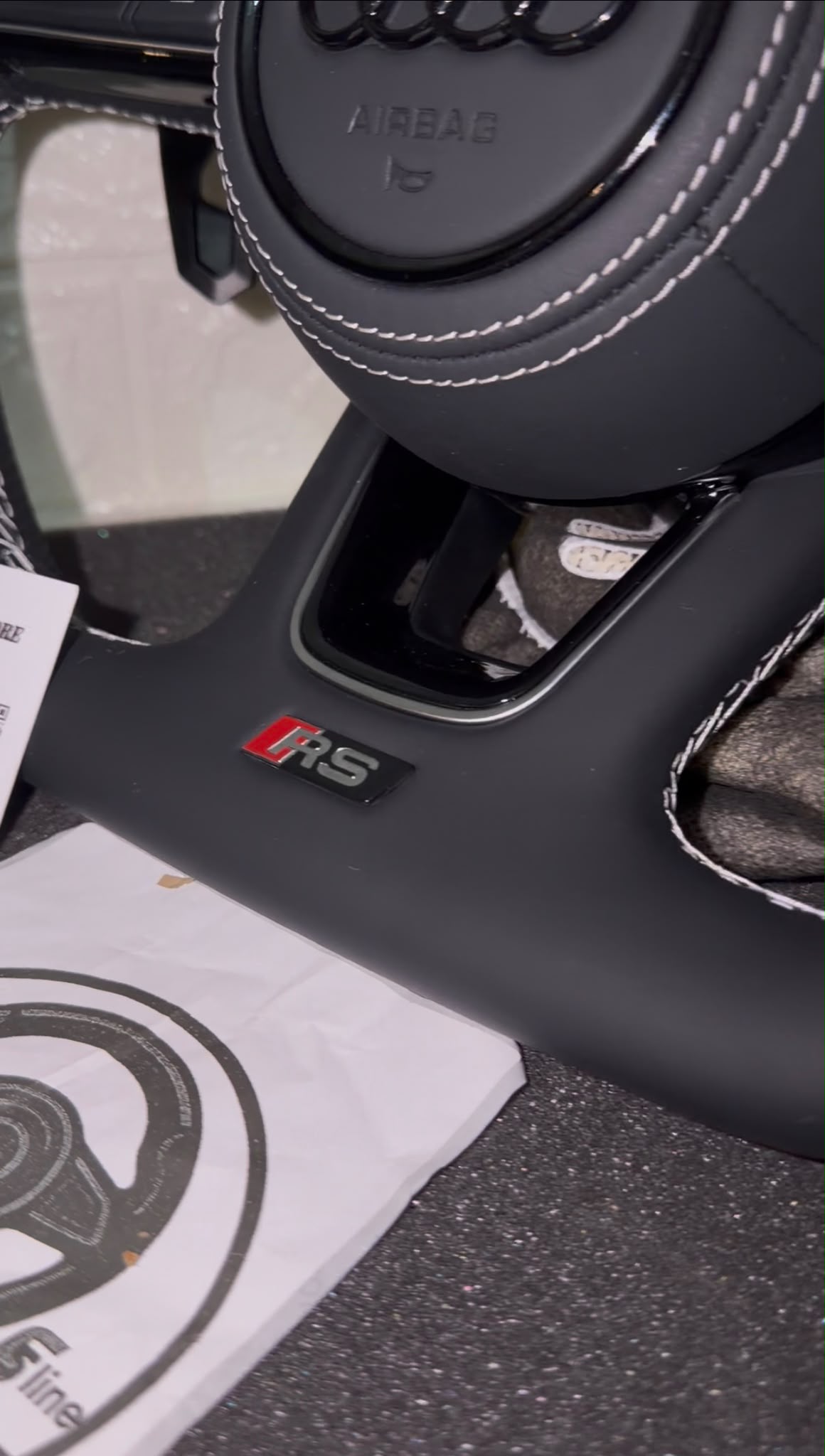 Volante in pelle con cuciture bianche, con tasti multifunzione e paddle urus