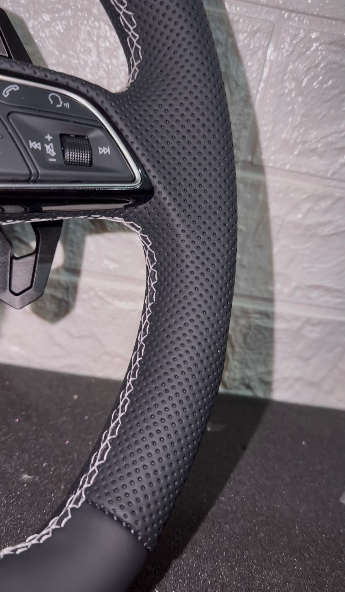 Volante in pelle con cuciture bianche, con tasti multifunzione e paddle urus