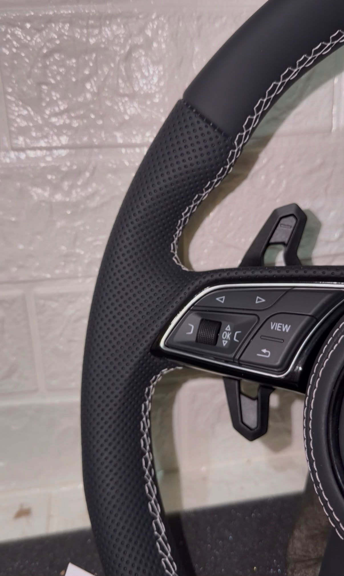 Volante in pelle con cuciture bianche, con tasti multifunzione e paddle urus