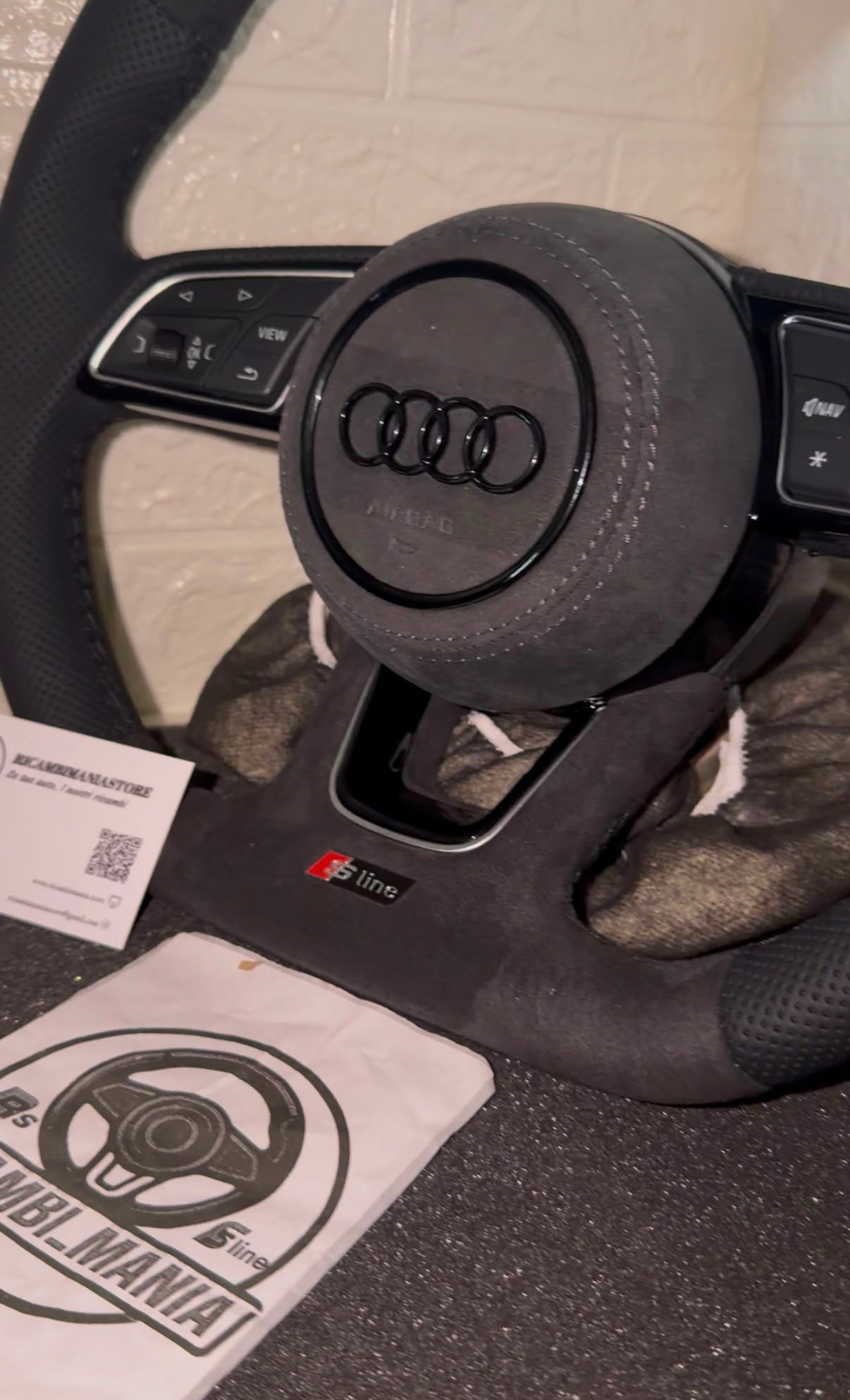 Volante con alcantara e pelle trafortata , con tasti multifunzione e cuciture nere