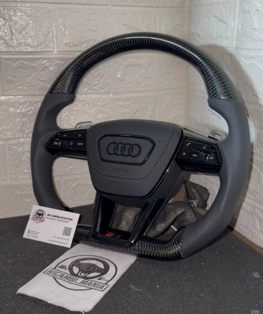 Volante per audi con pelle traforata e carbonio lucido, cn cuciture nere, tasti multifunzione e paddle