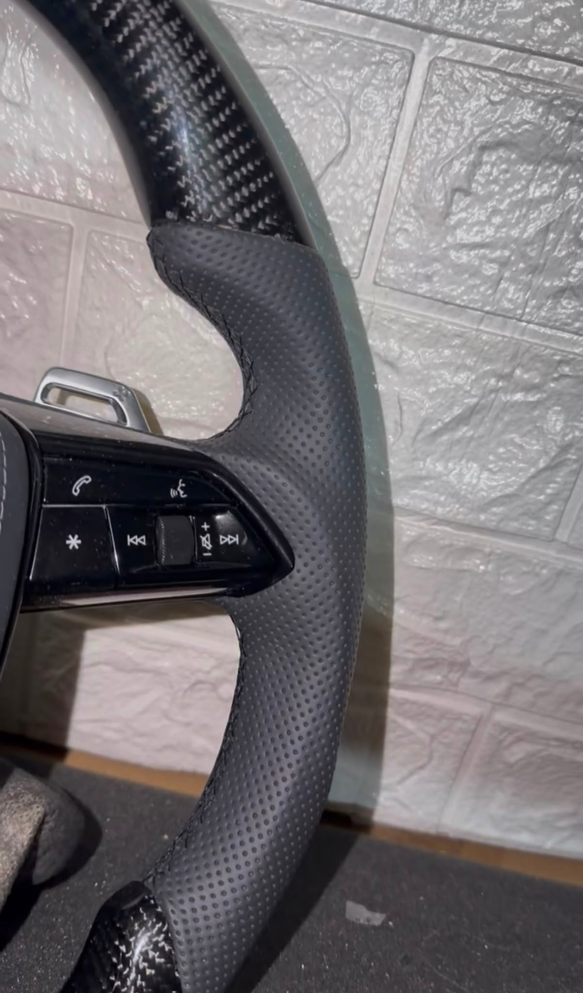 Volante per audi con pelle traforata e carbonio lucido, cn cuciture nere, tasti multifunzione e paddle