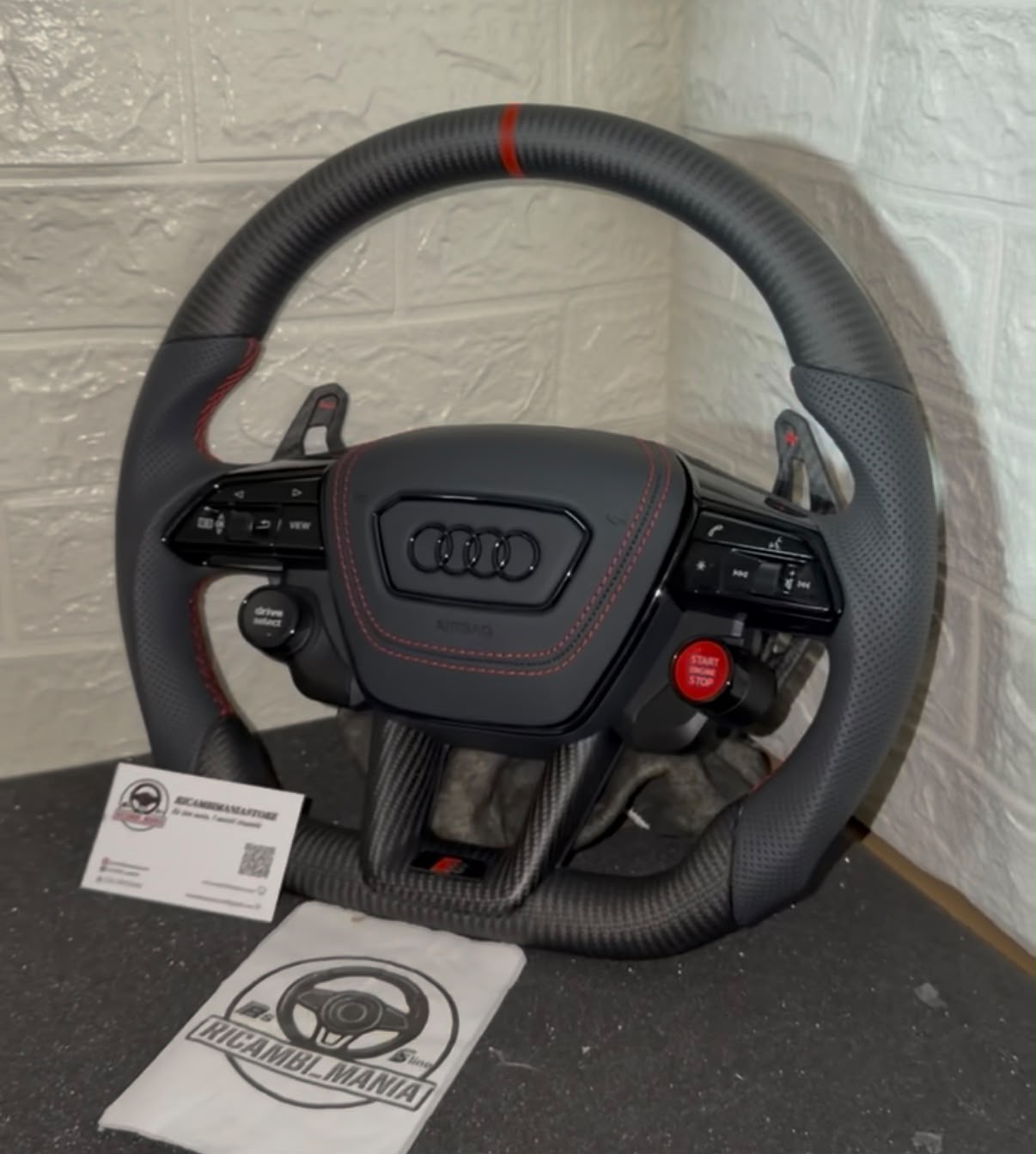 Volante Audi in Carbonio Opaco e Pelle Traforata – Flat Bottom con Start/Stop e Drive Select