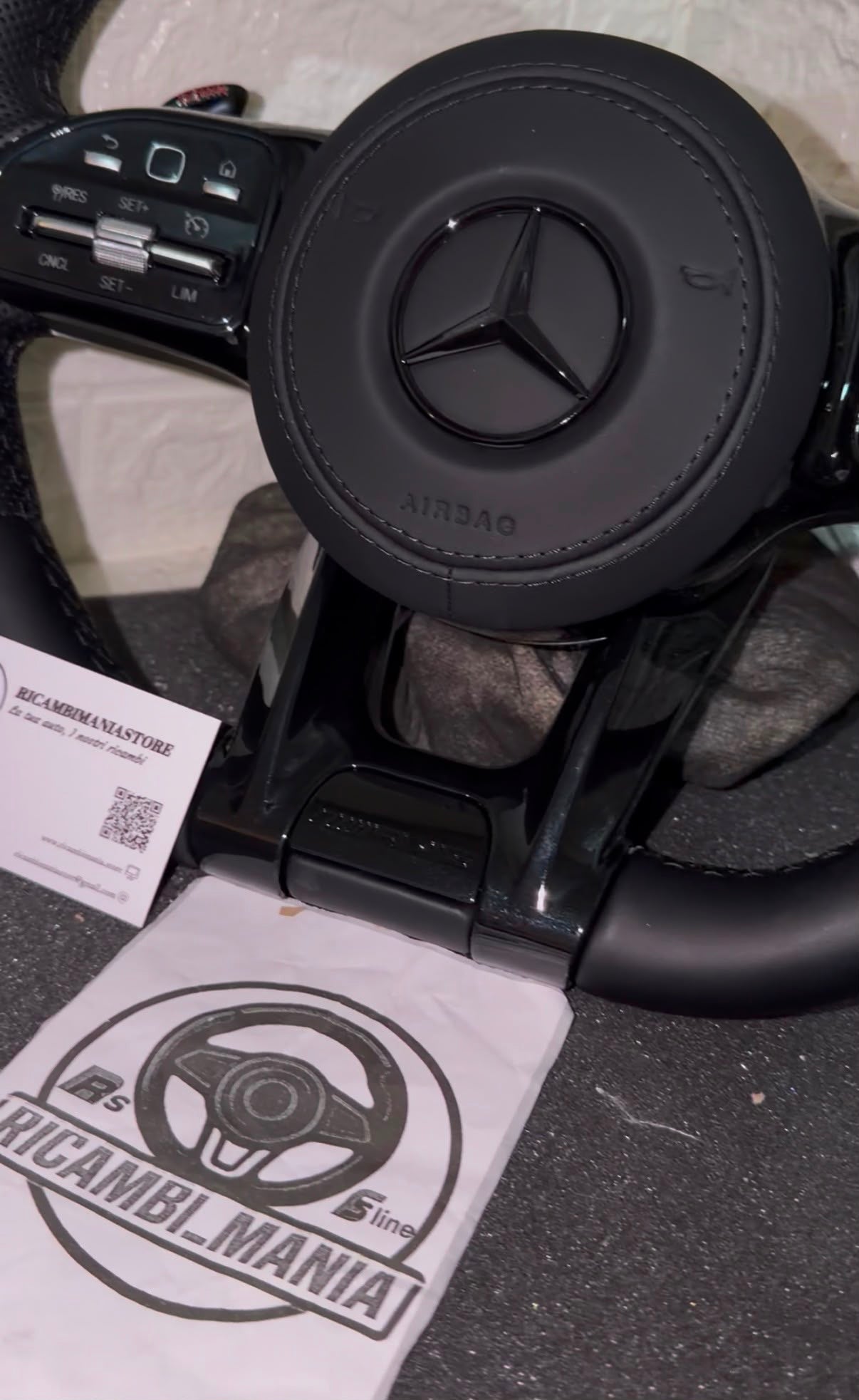 Volante Per Mercedes Total Black, con pelle liscia & traforata, con tasti multifunzione