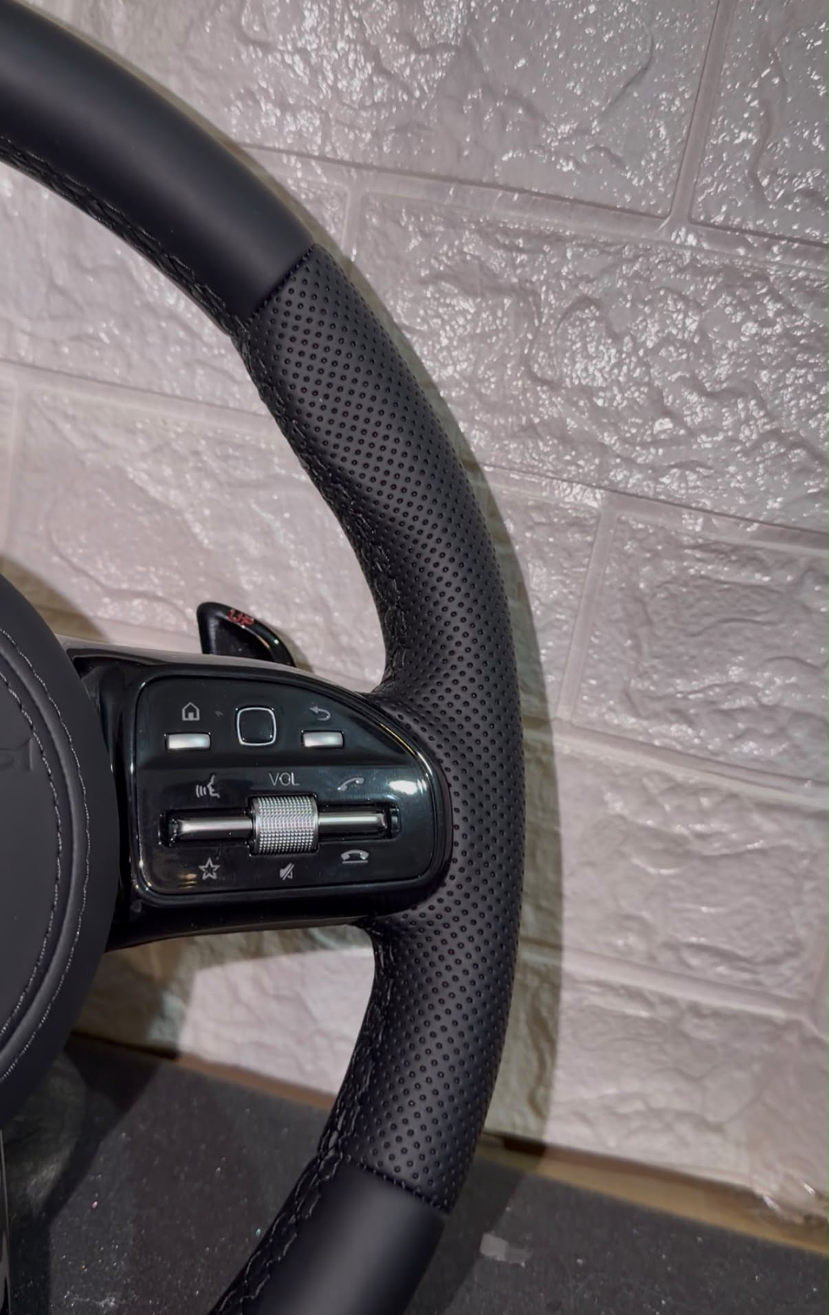 Volante Per Mercedes Total Black, con pelle liscia & traforata, con tasti multifunzione