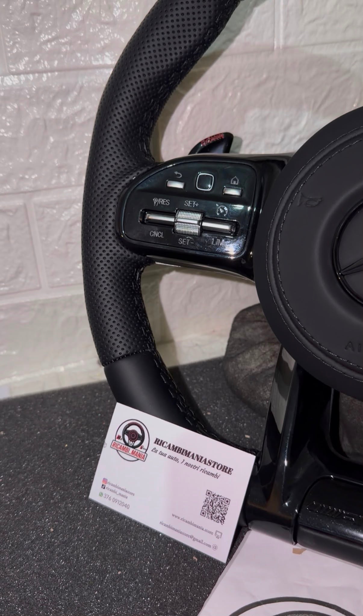 Volante Per Mercedes Total Black, con pelle liscia & traforata, con tasti multifunzione
