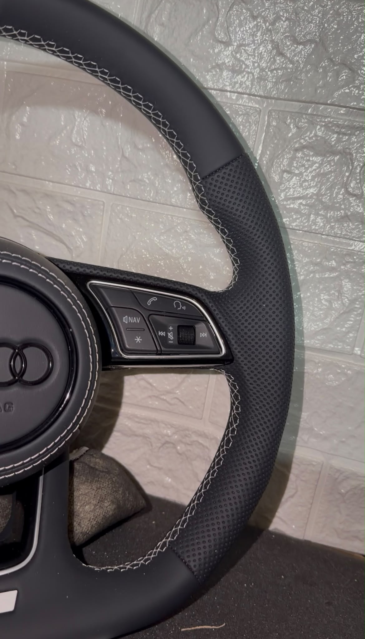 Volante Per Audi Con Cuciture Bianche & Mirino Bianco, Con Tasti Multifunzione
