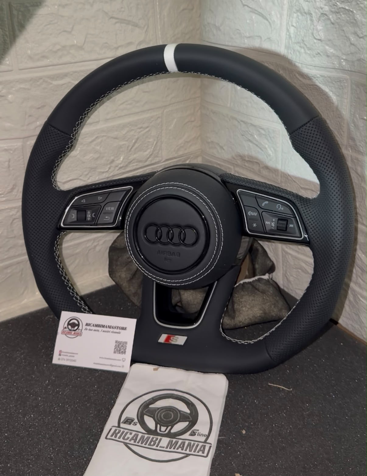 Volante Per Audi Con Cuciture Bianche & Mirino Bianco, Con Tasti Multifunzione