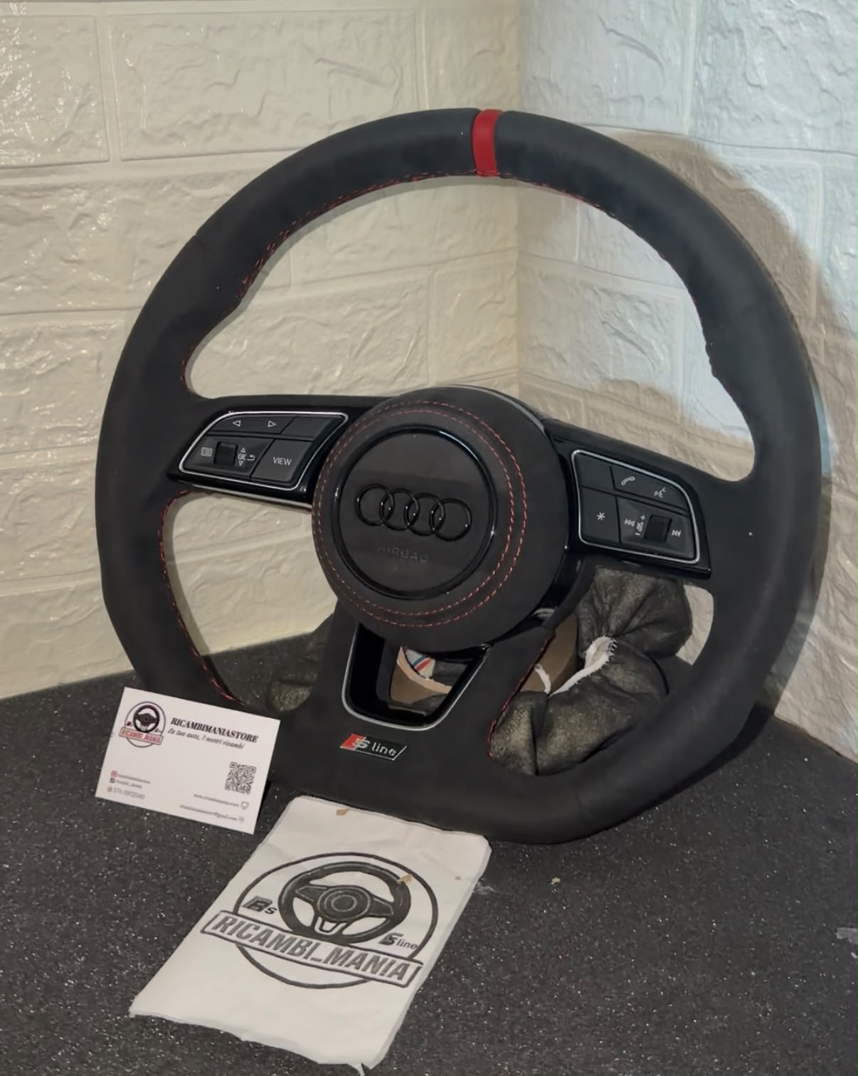 Volante per audi full alcantara, con cuciture rosse, mirino rosso racing e tasti multifunzione