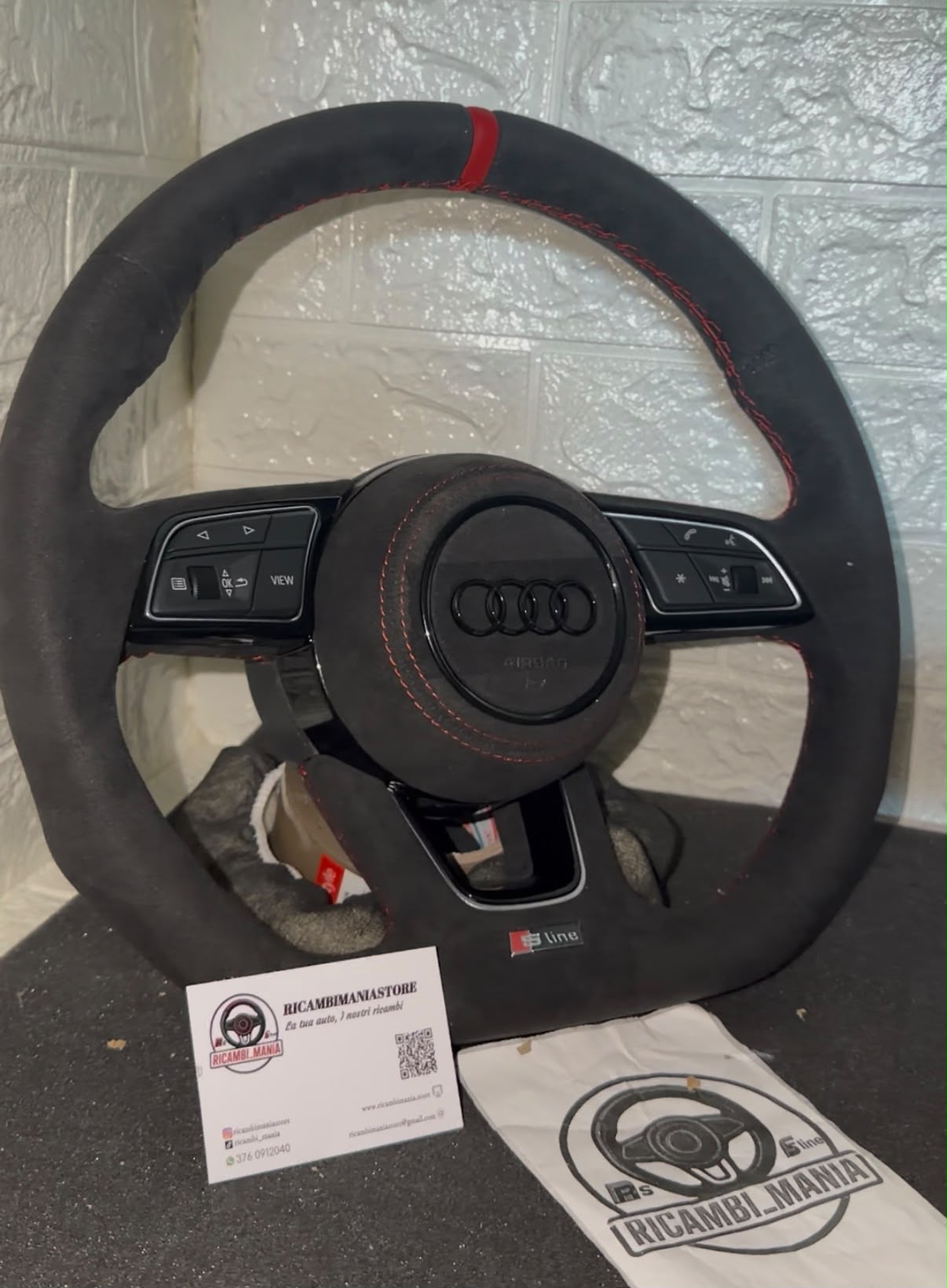 Volante per audi full alcantara, con cuciture rosse, mirino rosso racing e tasti multifunzione