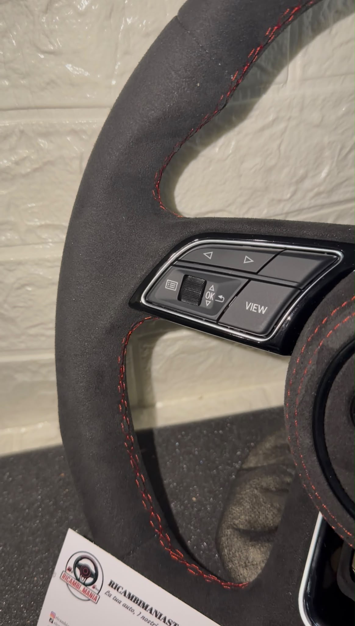 Volante per audi full alcantara, con cuciture rosse, mirino rosso racing e tasti multifunzione