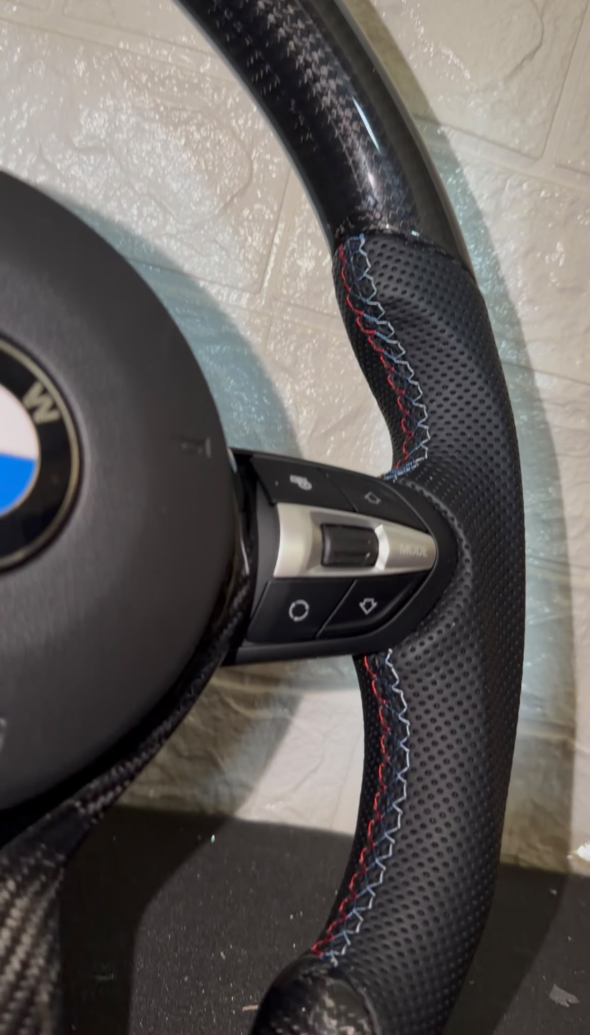 Volante per bmw con fibra di carbonio e pelle traforata, con tasti multifunzione
