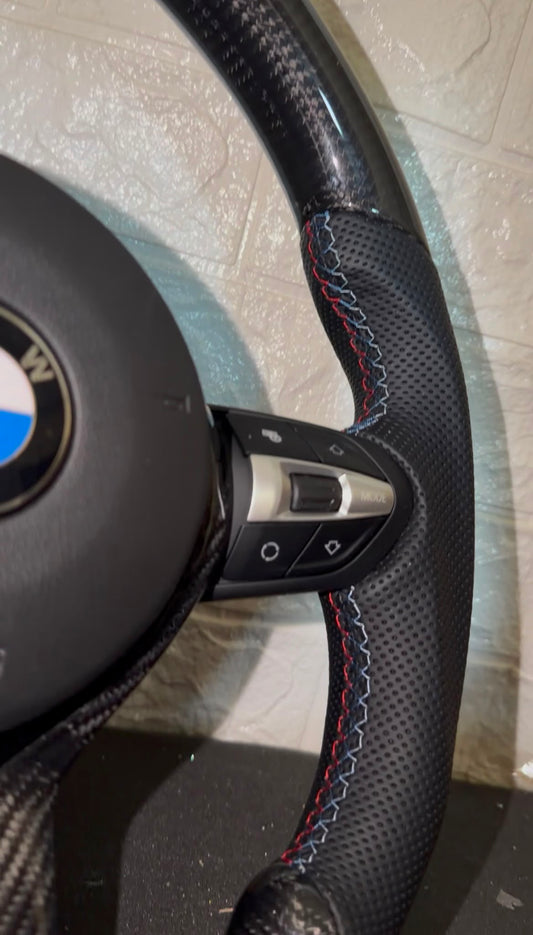 Volante per bmw con fibra di carbonio e pelle traforata, con tasti multifunzione