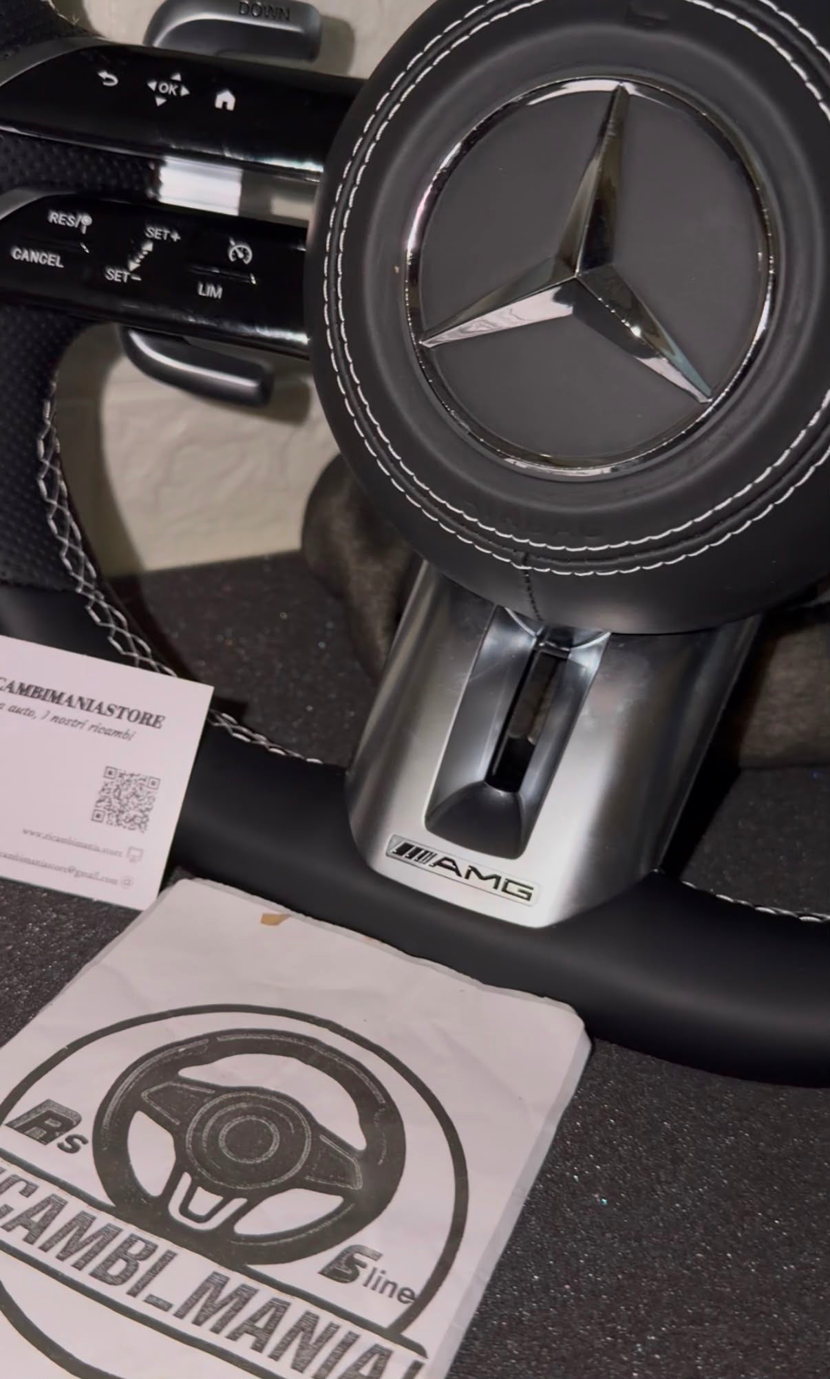 Volante Per Mercedes Con Cuciture Bianche & Mirino Bianco Racing, Con Paddle & Tasti Multifunzione
